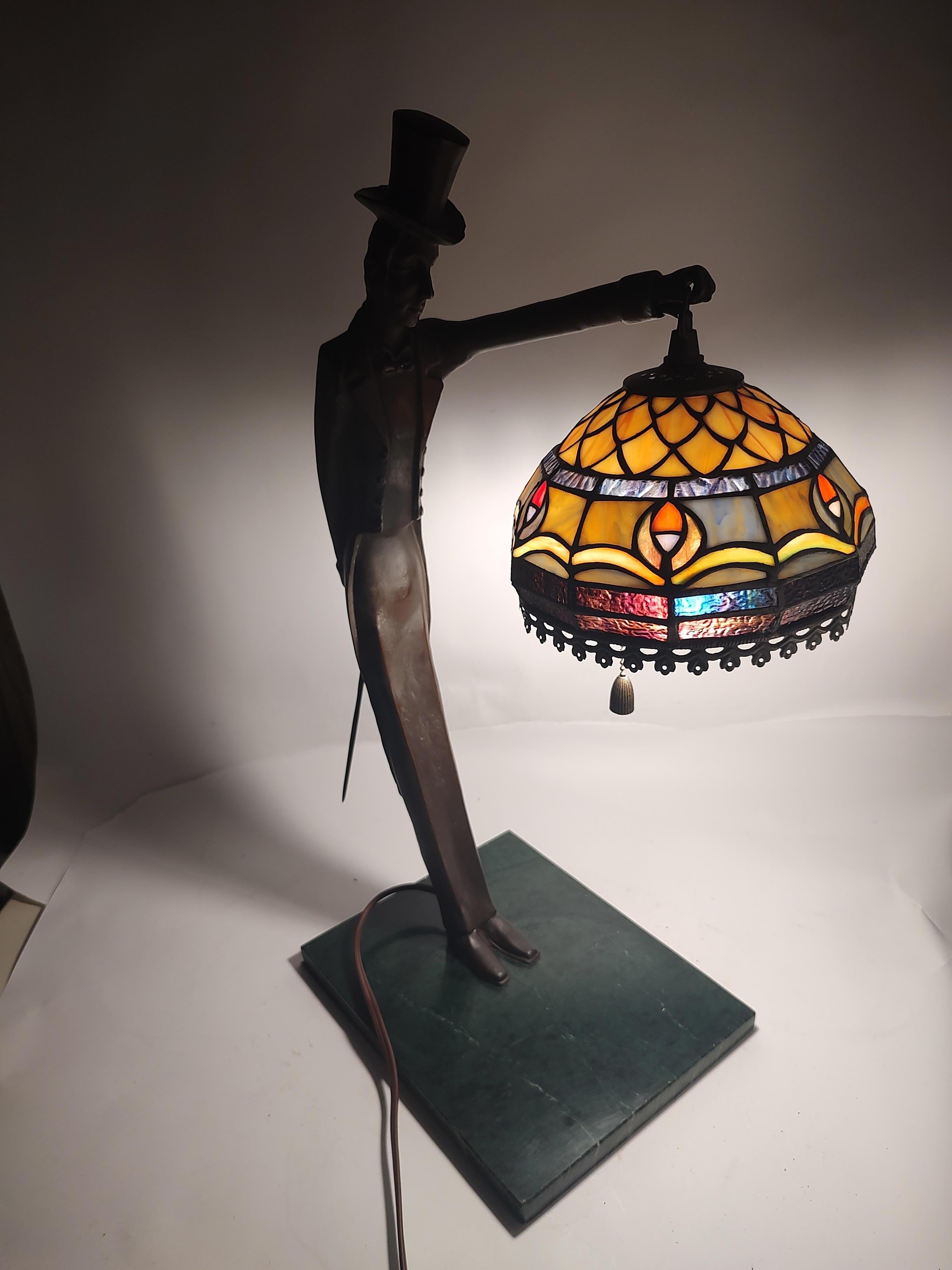 Großer Mann-Top aus Bronzeguss mit Hut und Schilfrohr auf Marmorsockel mit Bleiglasschirm, 20. Jahrhundert im Angebot 12