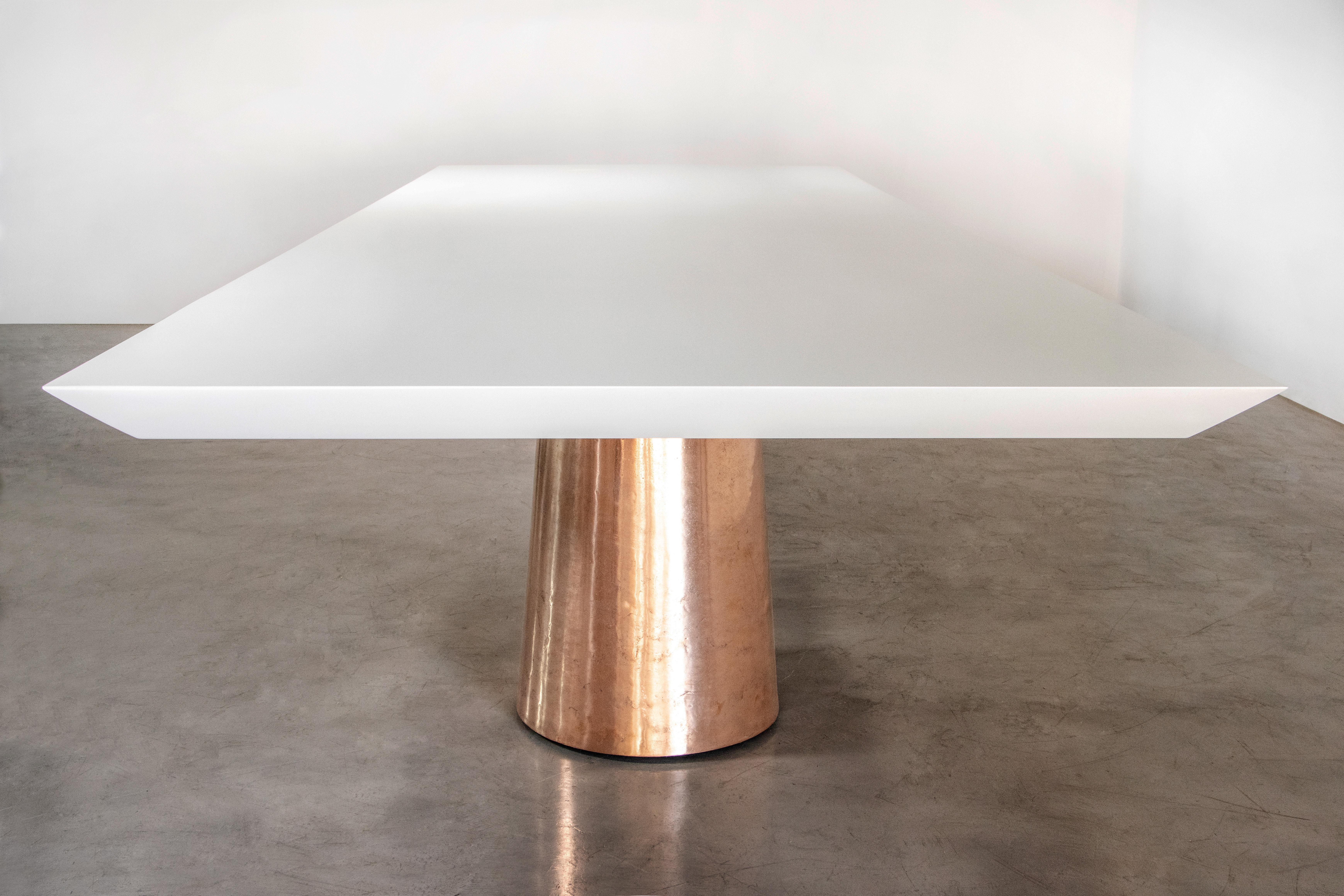 Table de salle à manger moderne à deux piédestaux laqués en bronze moulé de Costantini, Benino Neuf - En vente à New York, NY