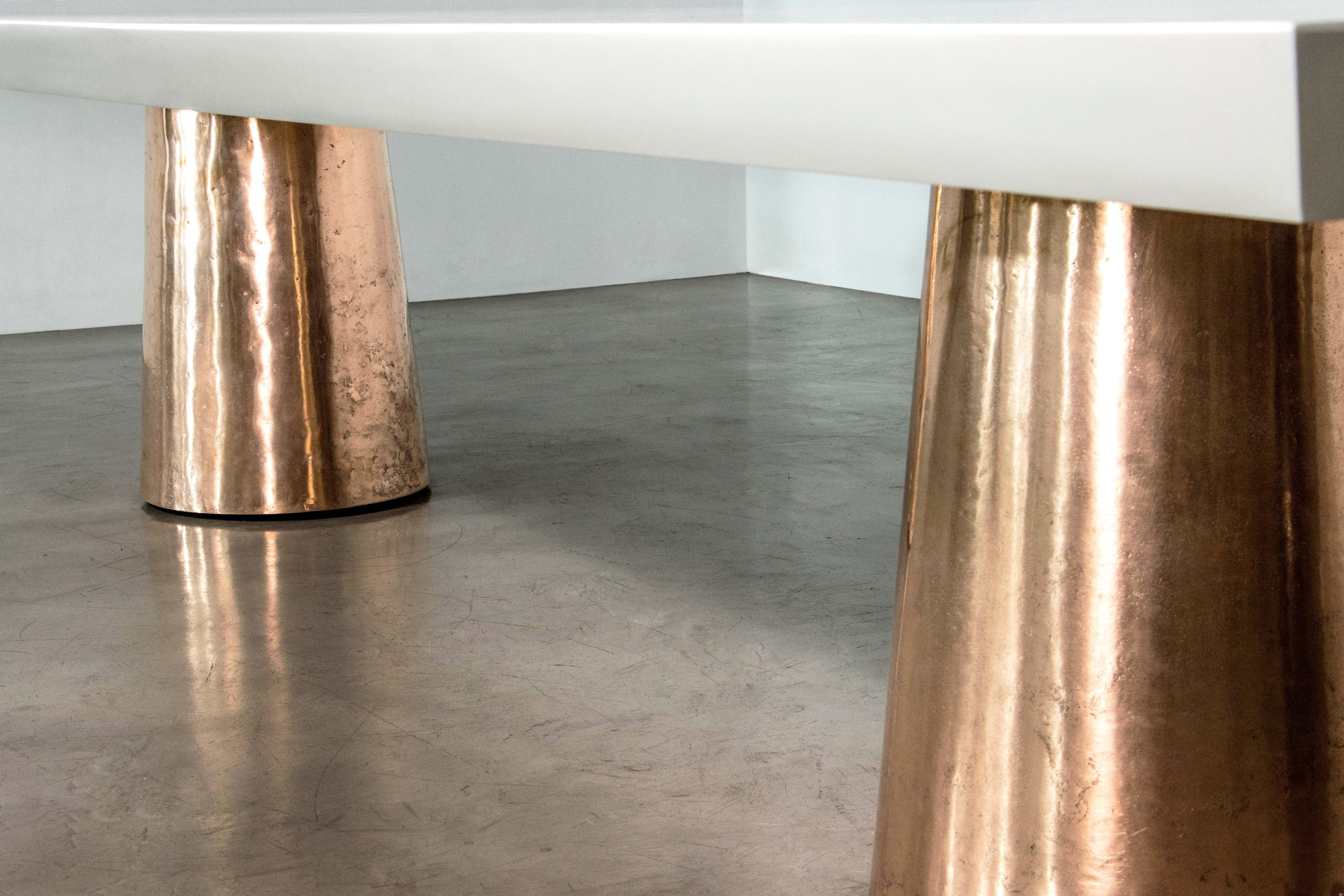 XXIe siècle et contemporain Table de salle à manger moderne à deux piédestaux laqués en bronze moulé de Costantini, Benino en vente