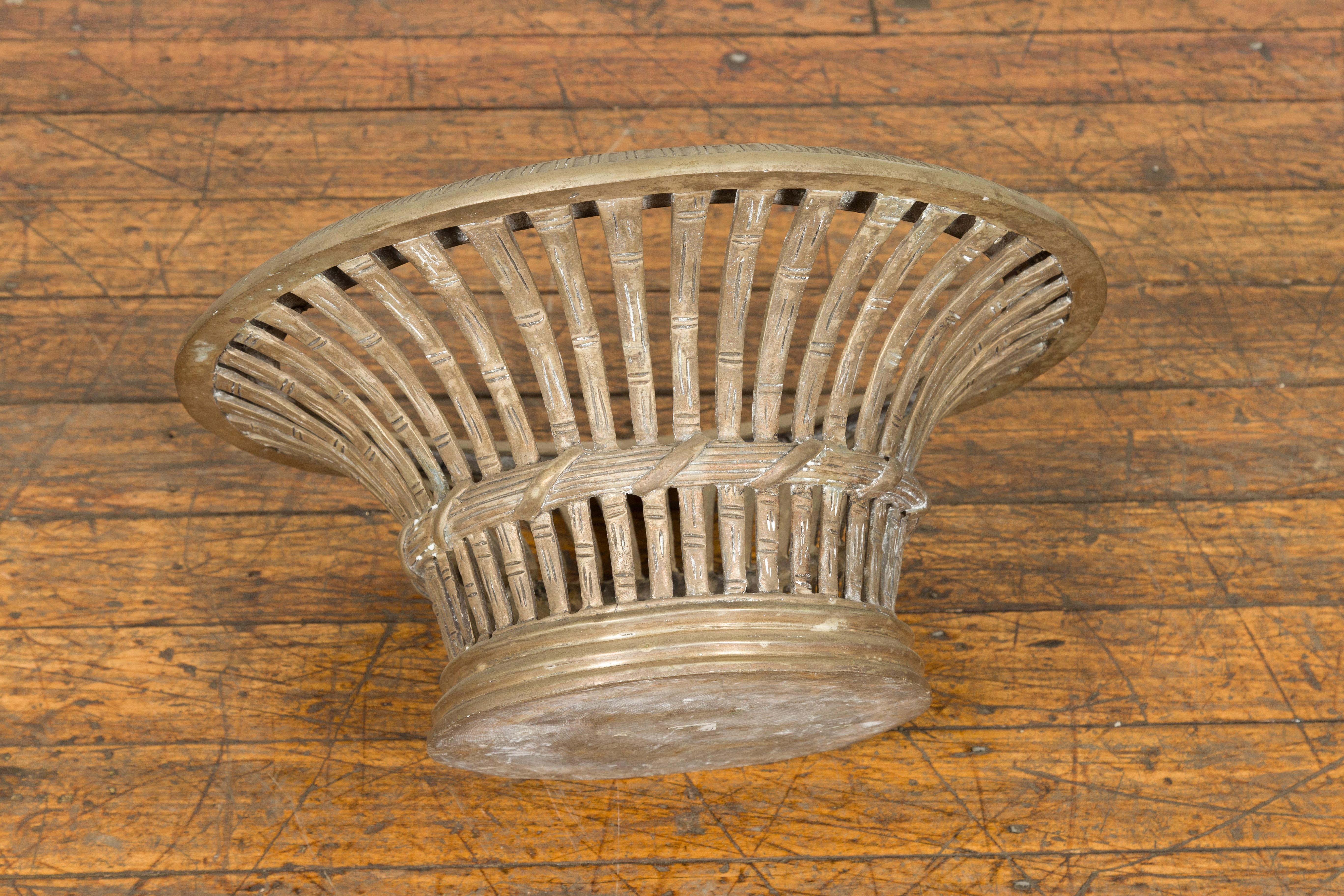 Ciotola decorativa in bronzo fuso in stile veneziano con patina chiara e motivi a reticolo in vendita 3