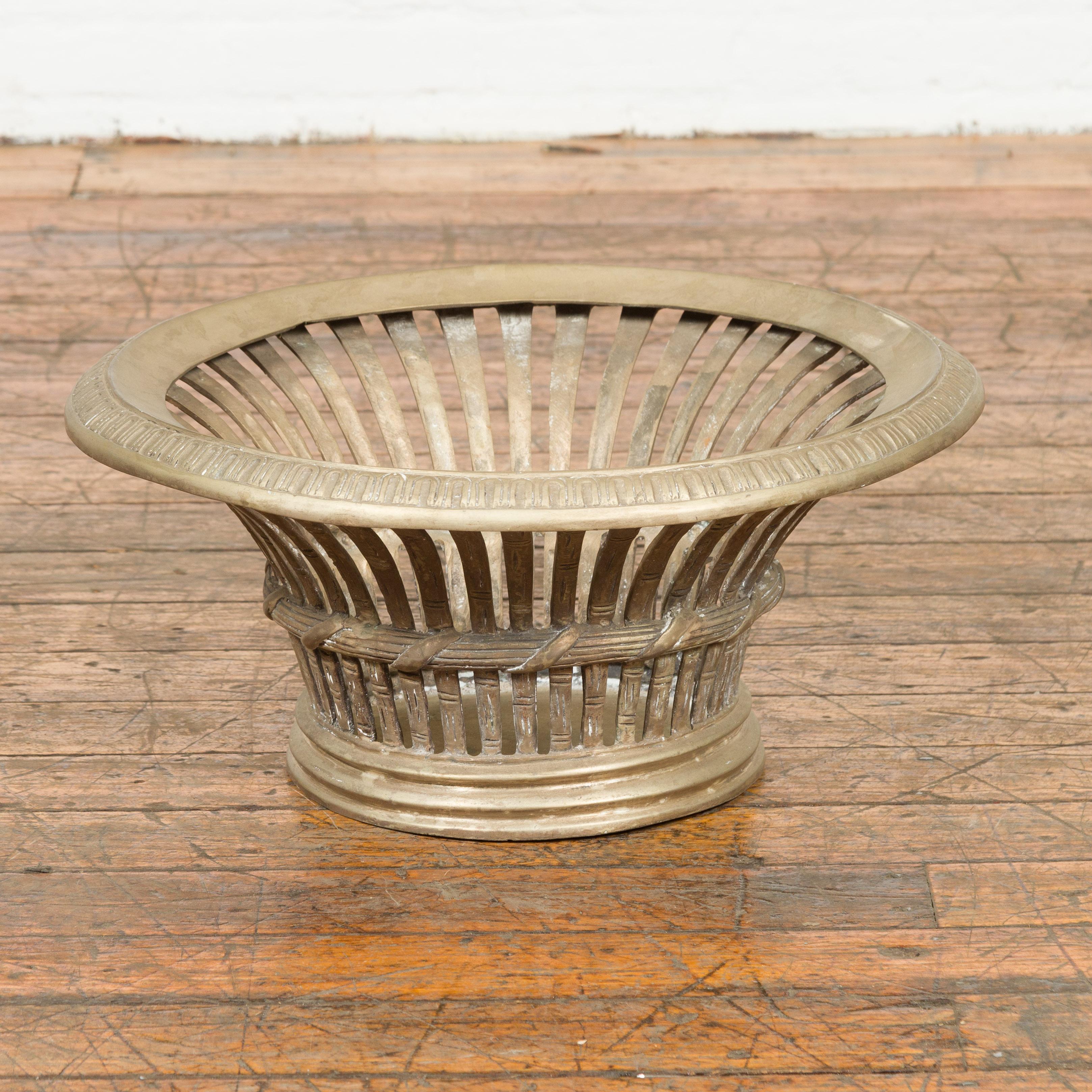 Ciotola decorativa in bronzo fuso in stile veneziano con patina chiara e motivi a reticolo in vendita 1