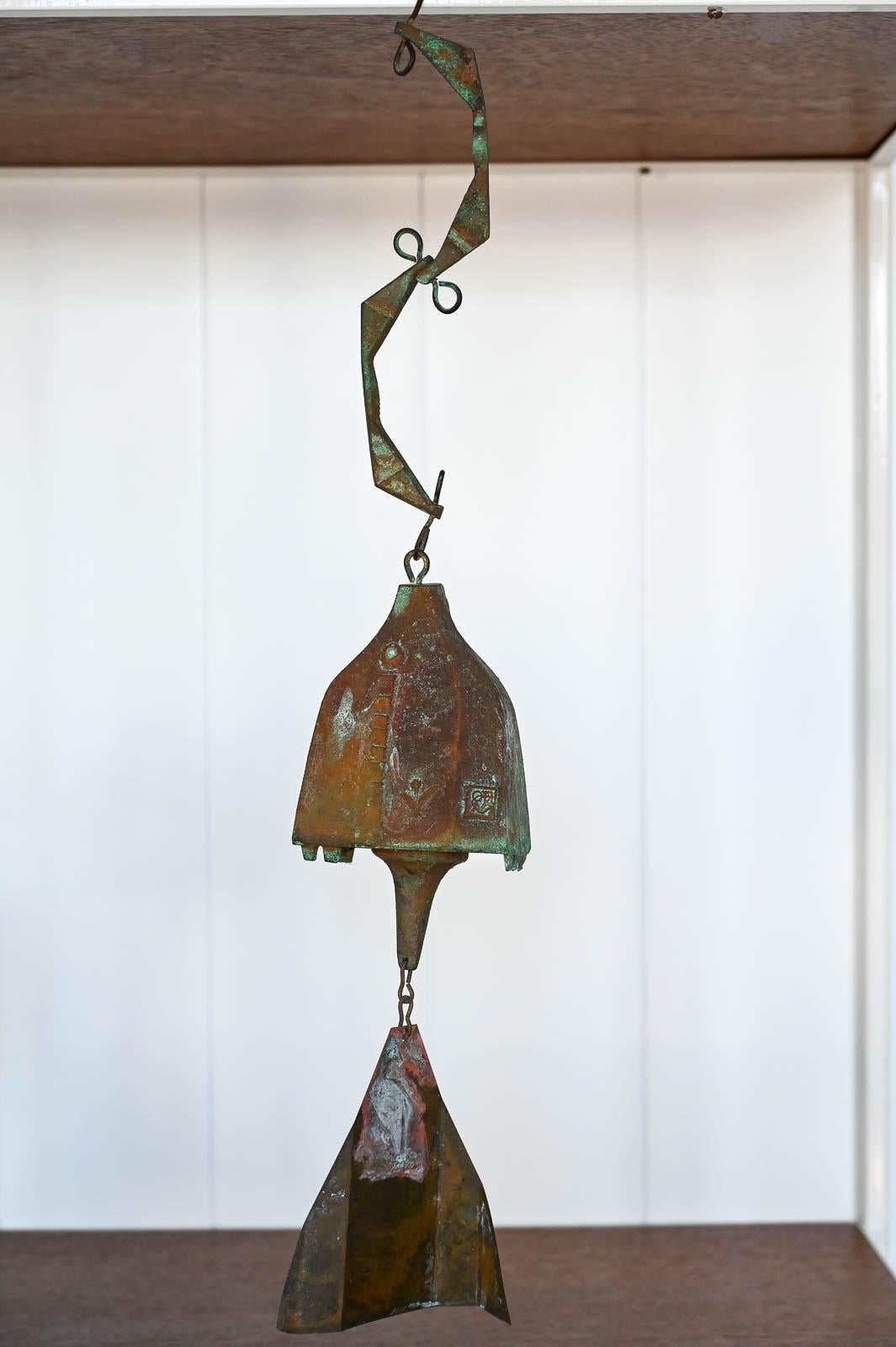 Cast Bronze Windbell by Paolo Soleri, circa 1970. Beautiful early bronze wind bell with original kite and great patina. Makers mark on edge of bell. Heavy, weighs approximate 10 lbs.

Bell measures 5