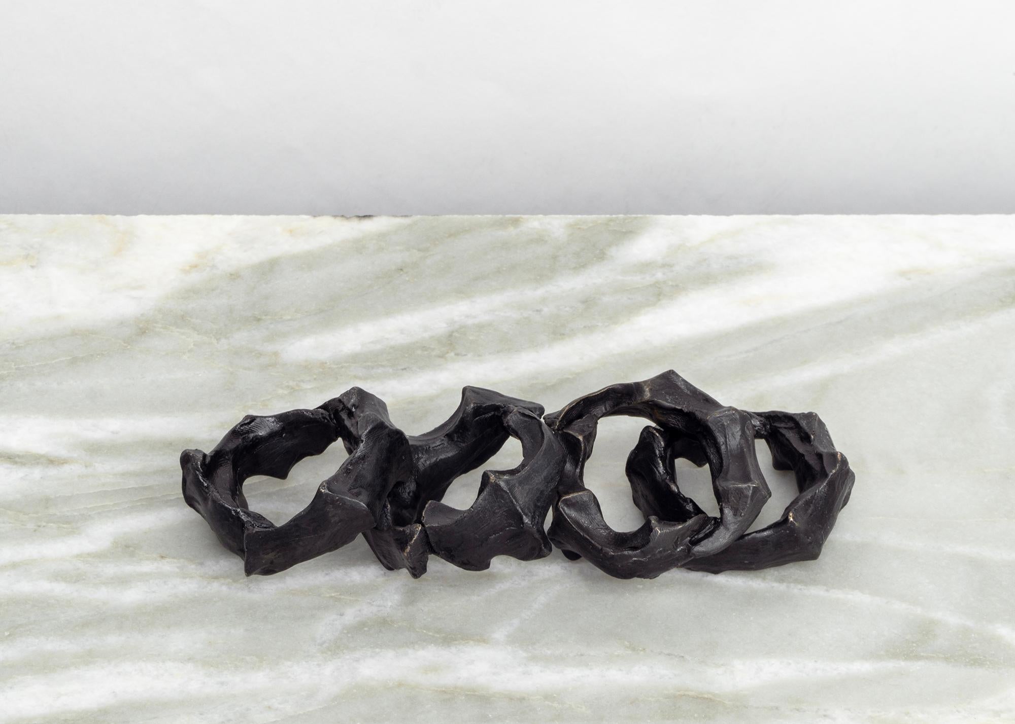 Calco Portatovaglioli in bronzo fuso con patina nera Di Mano, fatti a mano - Set di 4 in vendita