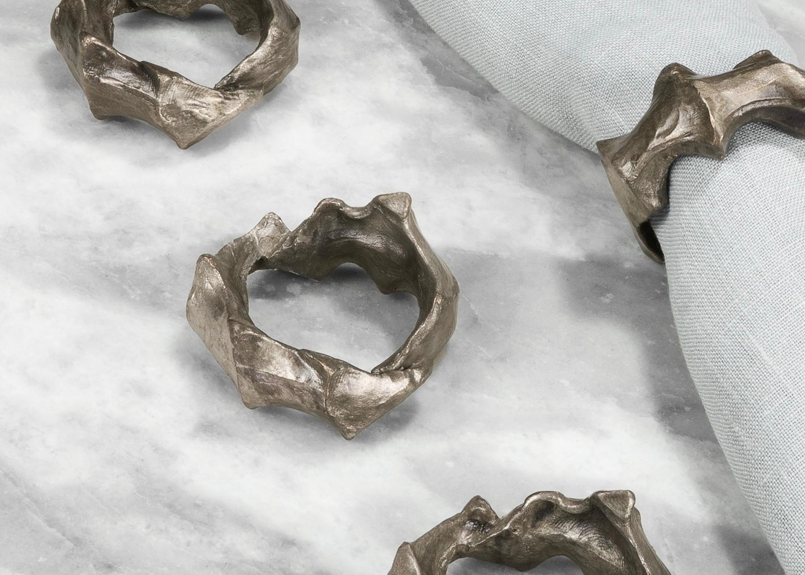 Portatovaglioli in bronzo fuso con patina di nitrato d'argento, realizzati a mano - Set di 4 pezzi In condizioni Nuovo in vendita a Tempe, AZ