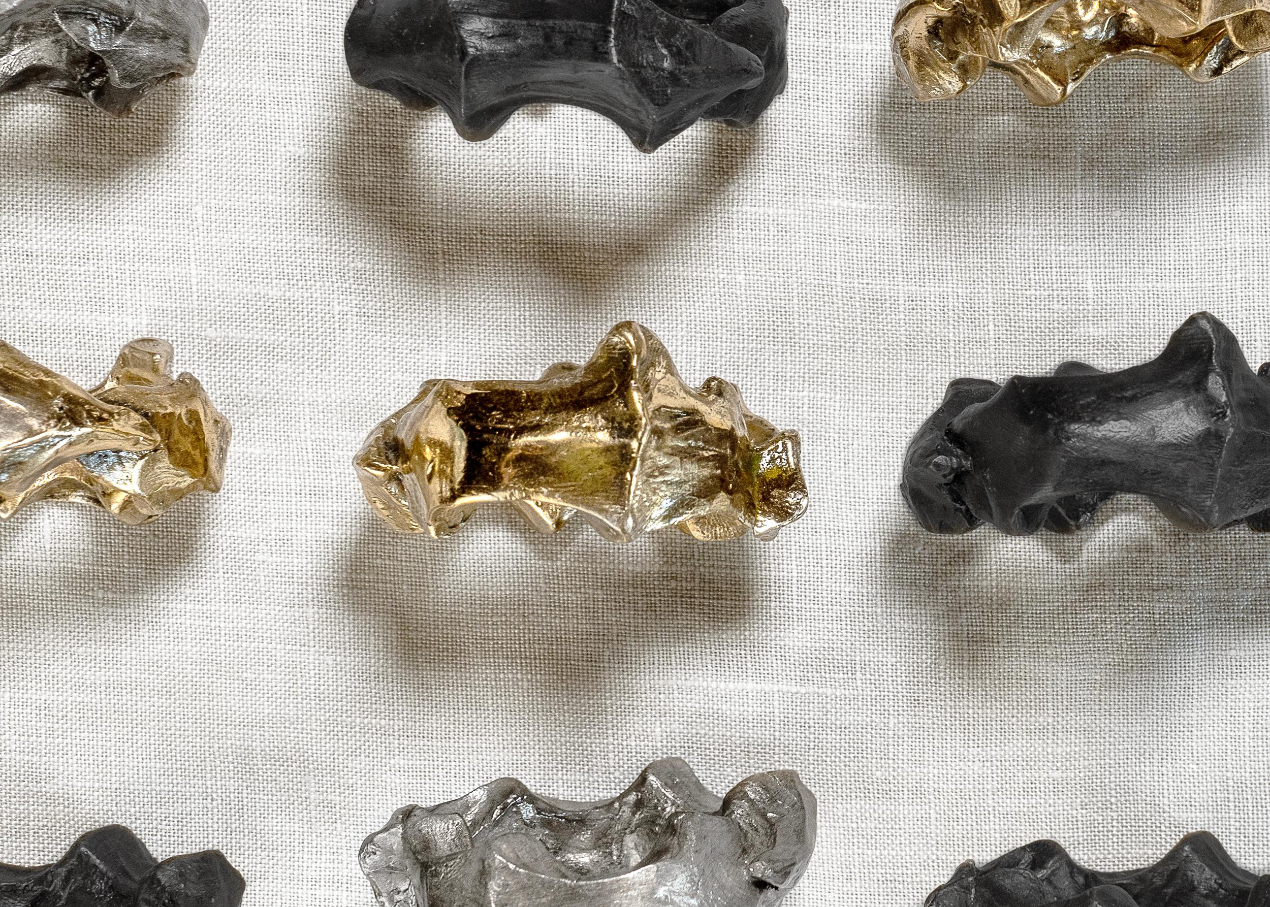 Portatovaglioli in bronzo fuso con patina di nitrato d'argento, realizzati a mano - Set di 4 pezzi in vendita 1