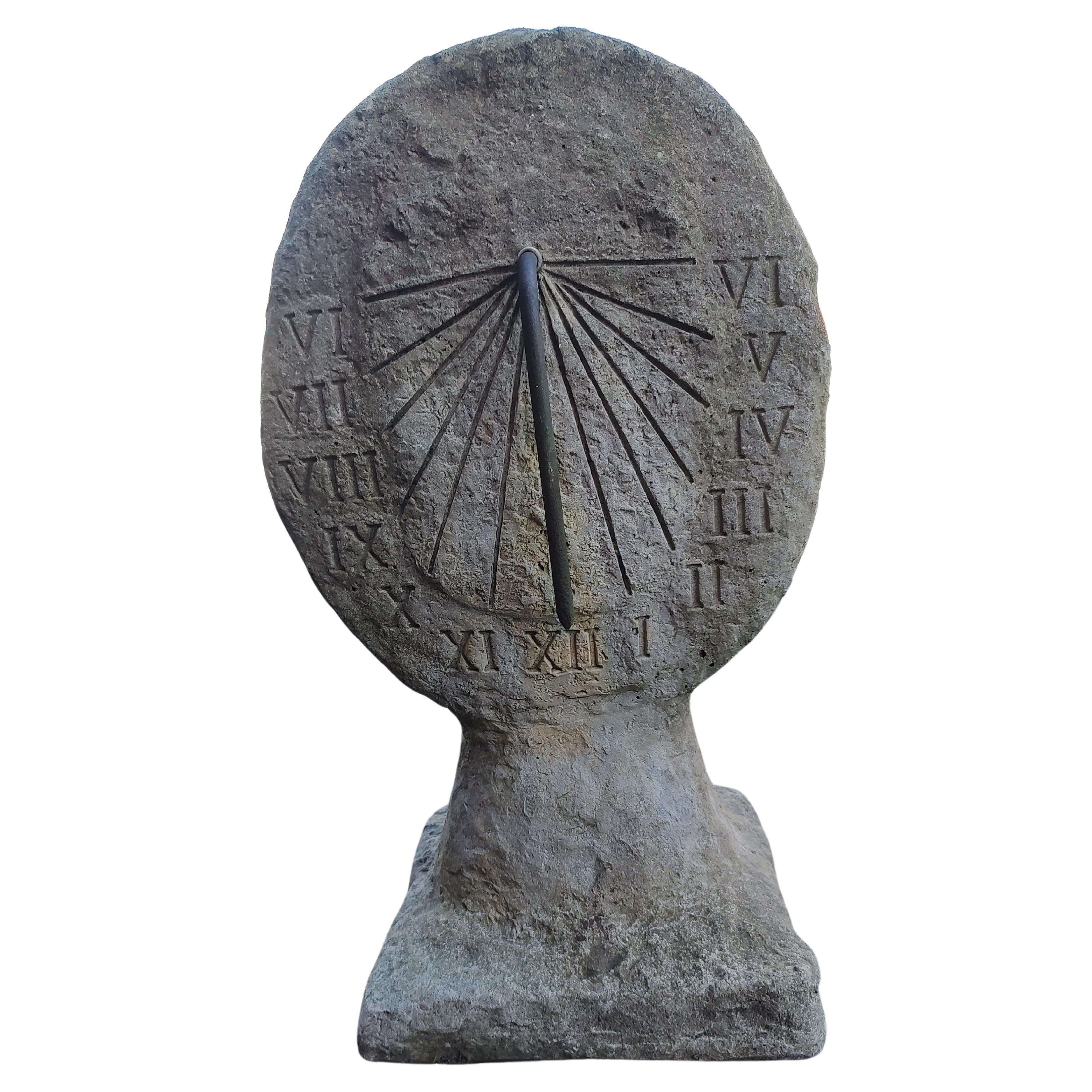 Cadran solaire espagnol vintage en pierre moulée et sculptée 