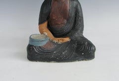 Escultura de Buda de cemento fundido con pintura vieja