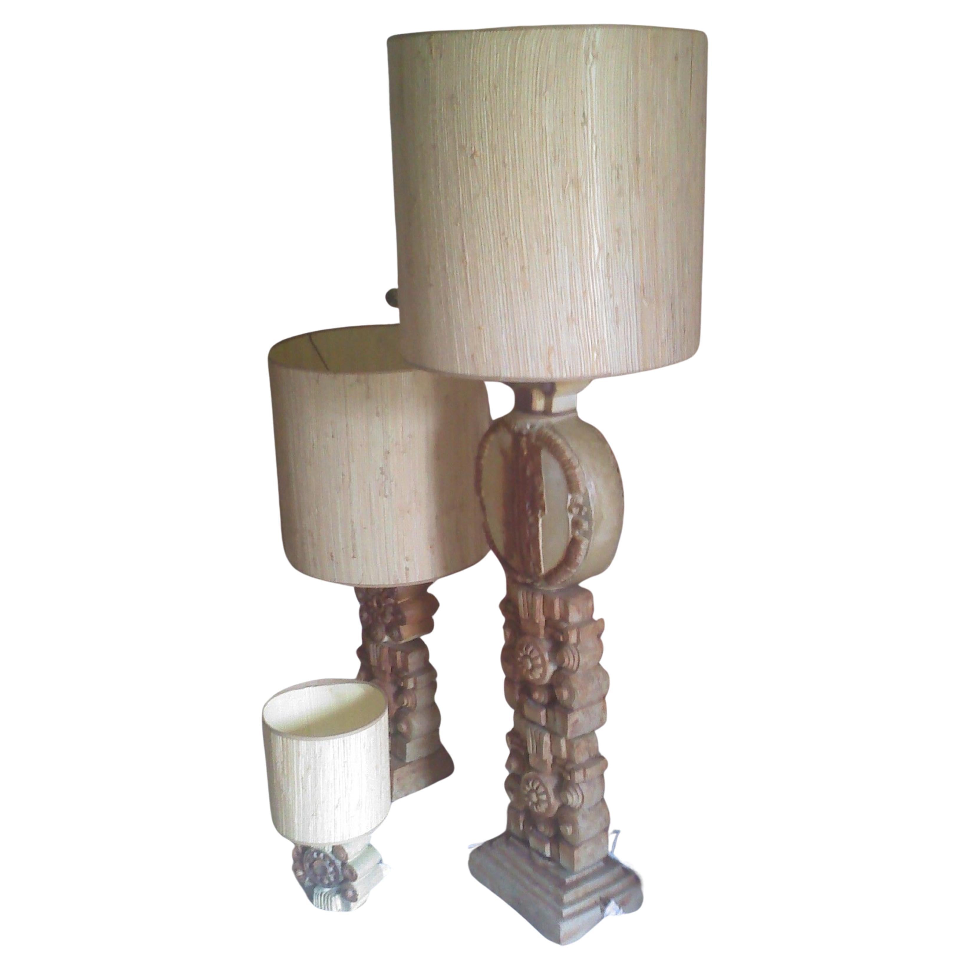 Dramatique lampadaire Brute en céramique du Studio de Bernard Rooke. 

L'un des maîtres céramistes du milieu du siècle en Angleterre. Utilisation intéressante de formes moulées et d'une variété de glaçures. 

Un lampadaire totémique parfait