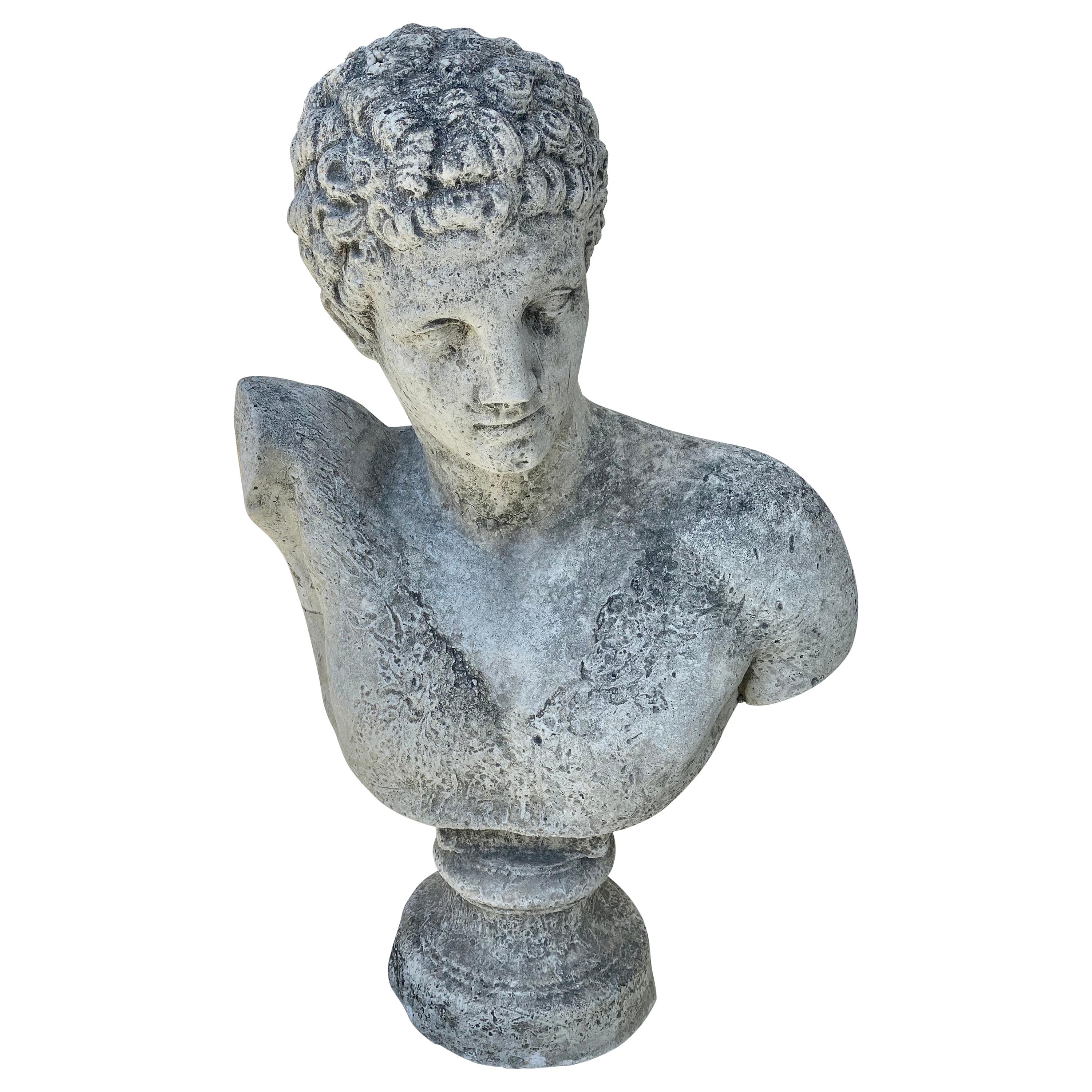 Buste en béton coulé du dieu grec Hermès