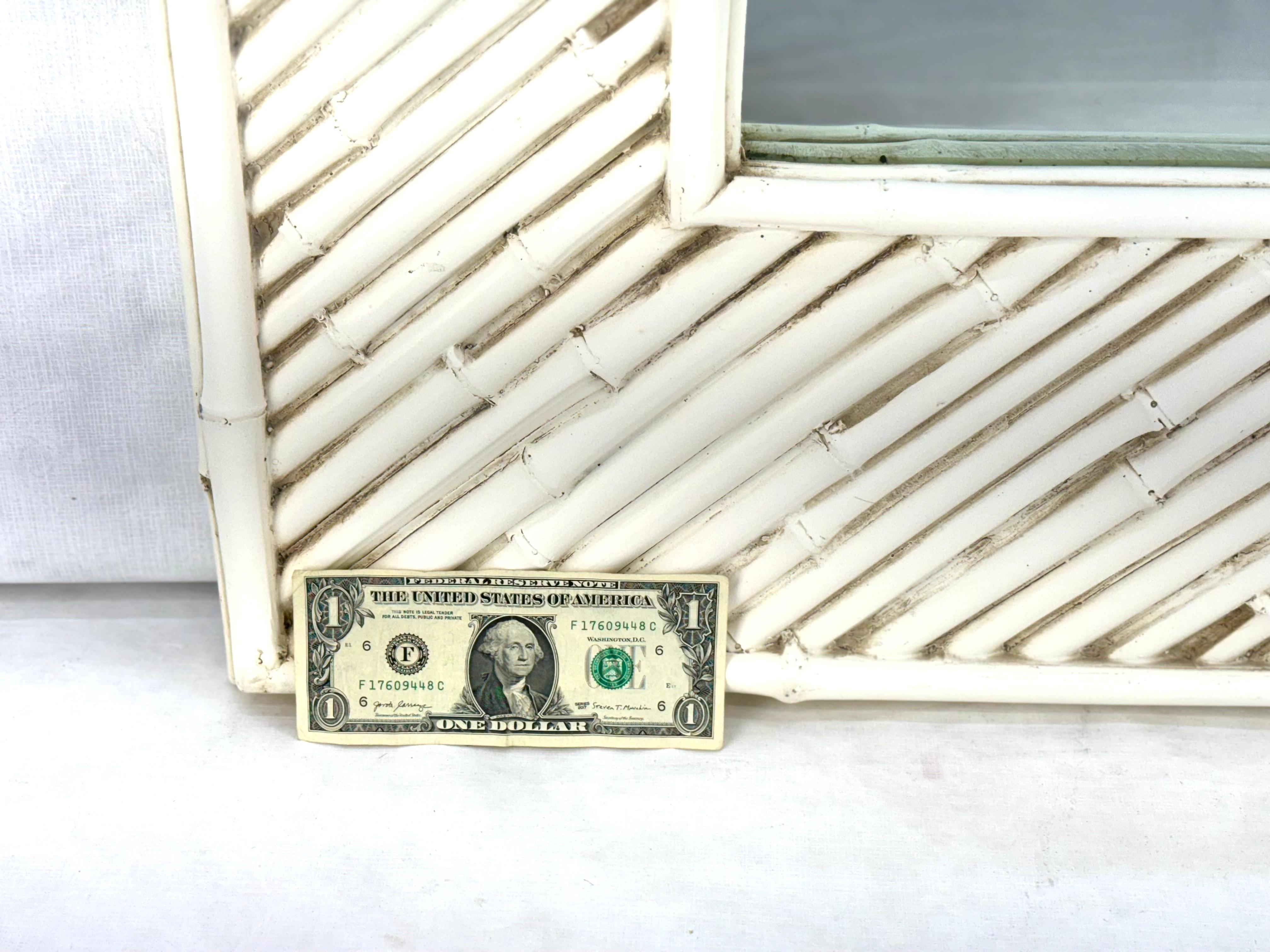 Specchio da parete rettangolare con cornice in finto bambù bianco firmato e datato dall'artista in vendita 2