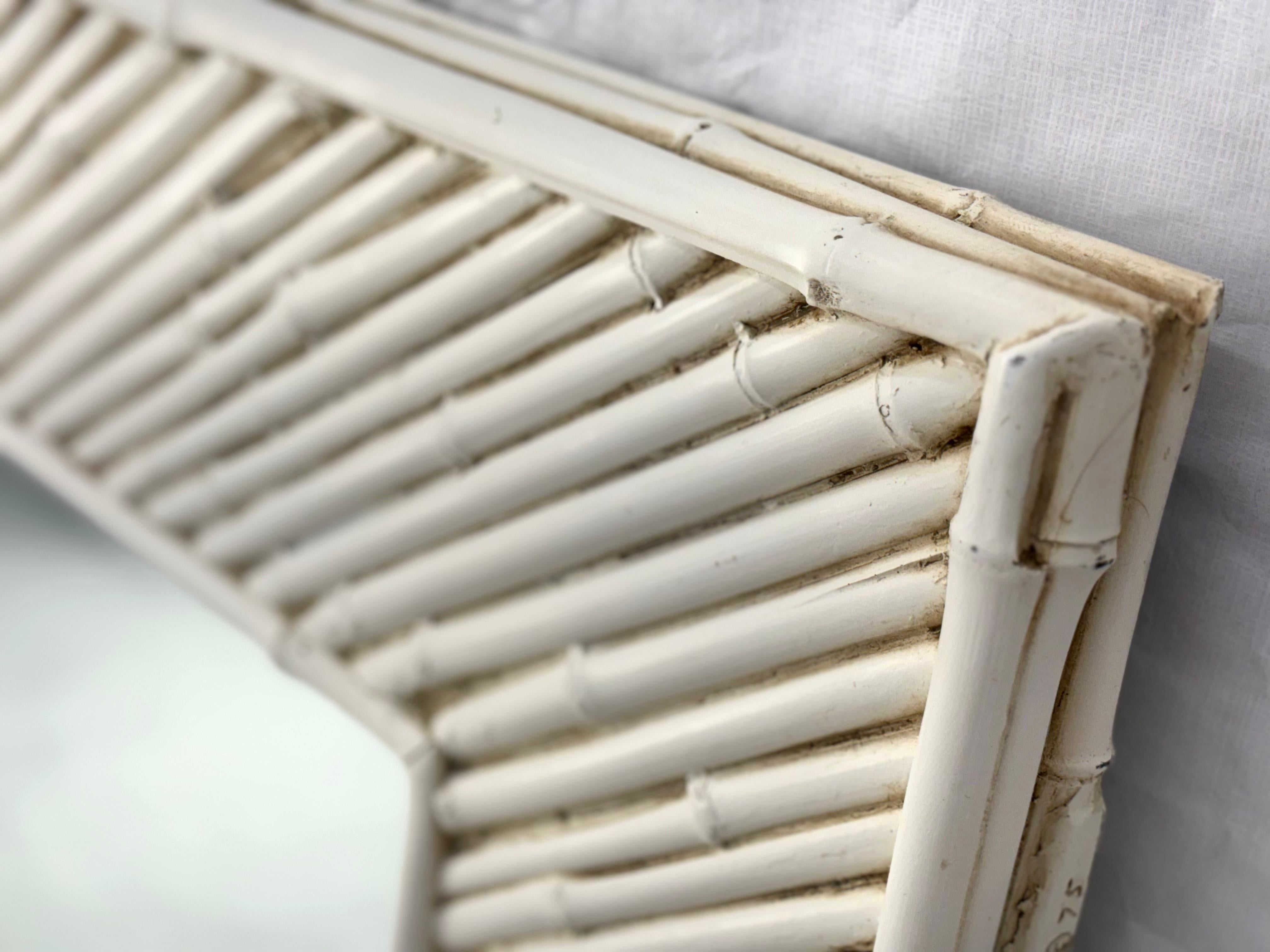 Specchio da parete rettangolare con cornice in finto bambù bianco firmato e datato dall'artista MINT!