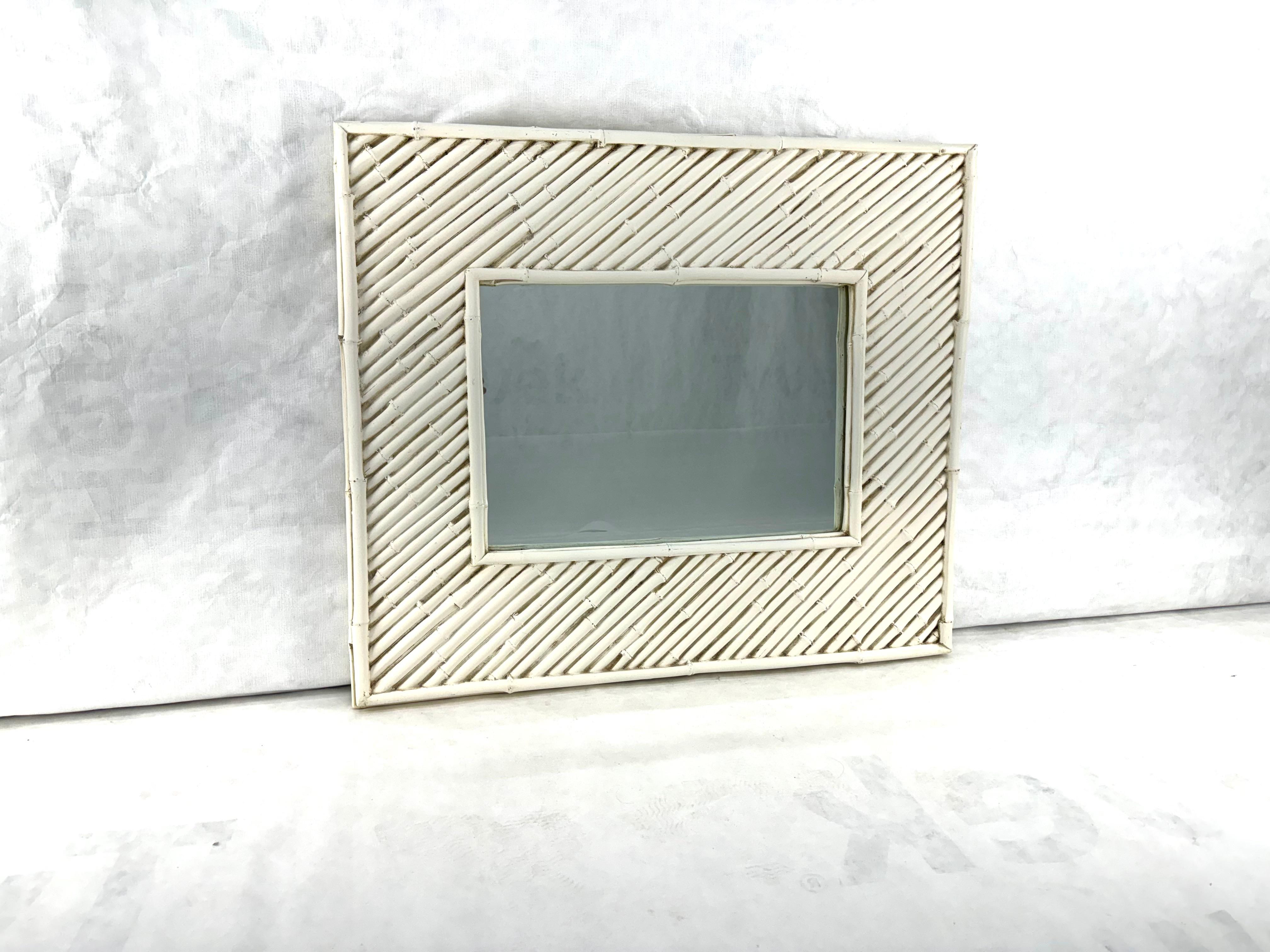 Mid-Century moderno Specchio da parete rettangolare con cornice in finto bambù bianco firmato e datato dall'artista in vendita