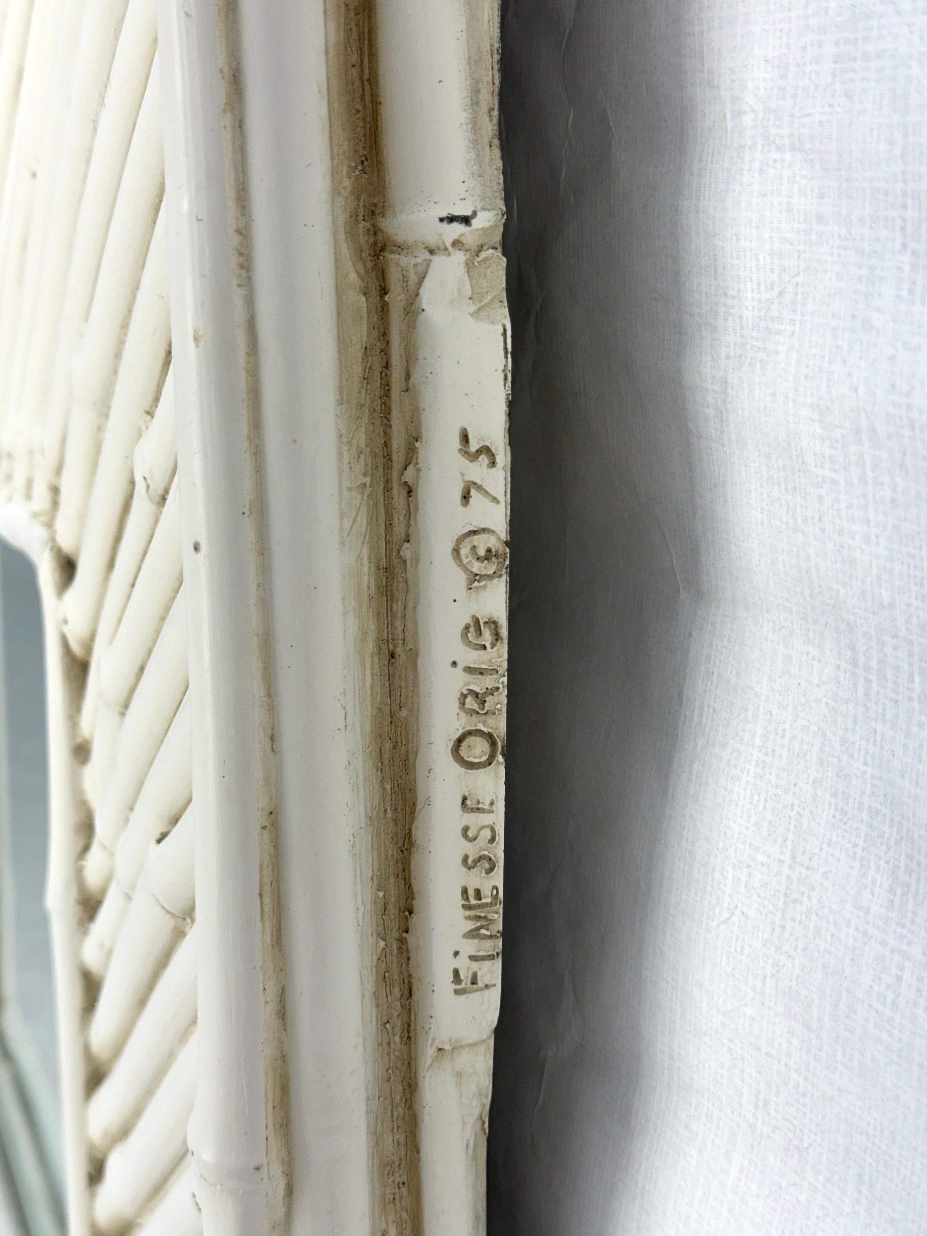 XX secolo Specchio da parete rettangolare con cornice in finto bambù bianco firmato e datato dall'artista in vendita