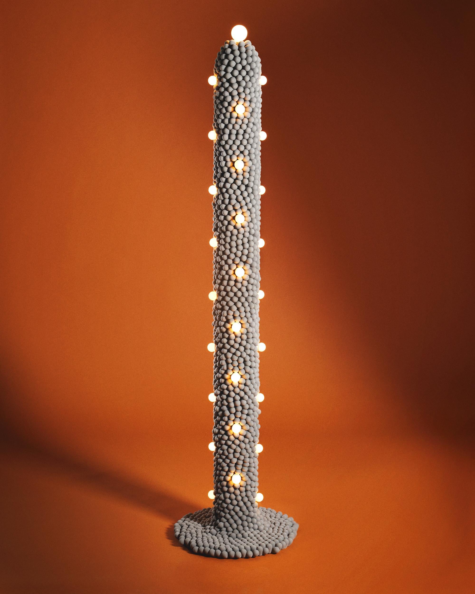 Diese Lampe ist aus gegossenen Schaumstoffnoppen gefertigt, die von Hand an einen Metallrahmen geheftet werden. Es ist Teil einer neuen Schaumstoff-Kollektion von Joseph Algieri, bei der gegossener, hergestellter Schaumstoff in Anlehnung an die