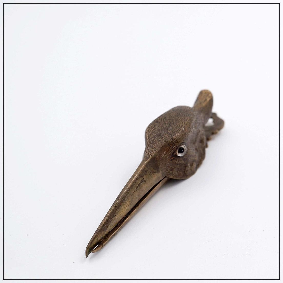 Wear consistent with age and use.
Cast gilt brass paper clip in the form of a snipe - Circa 1900
Paper Clip - Decoration - Desk
19th century gilt brass paper clip in the form of a snipe’s head and detailed with glass eyes, the beak with spring