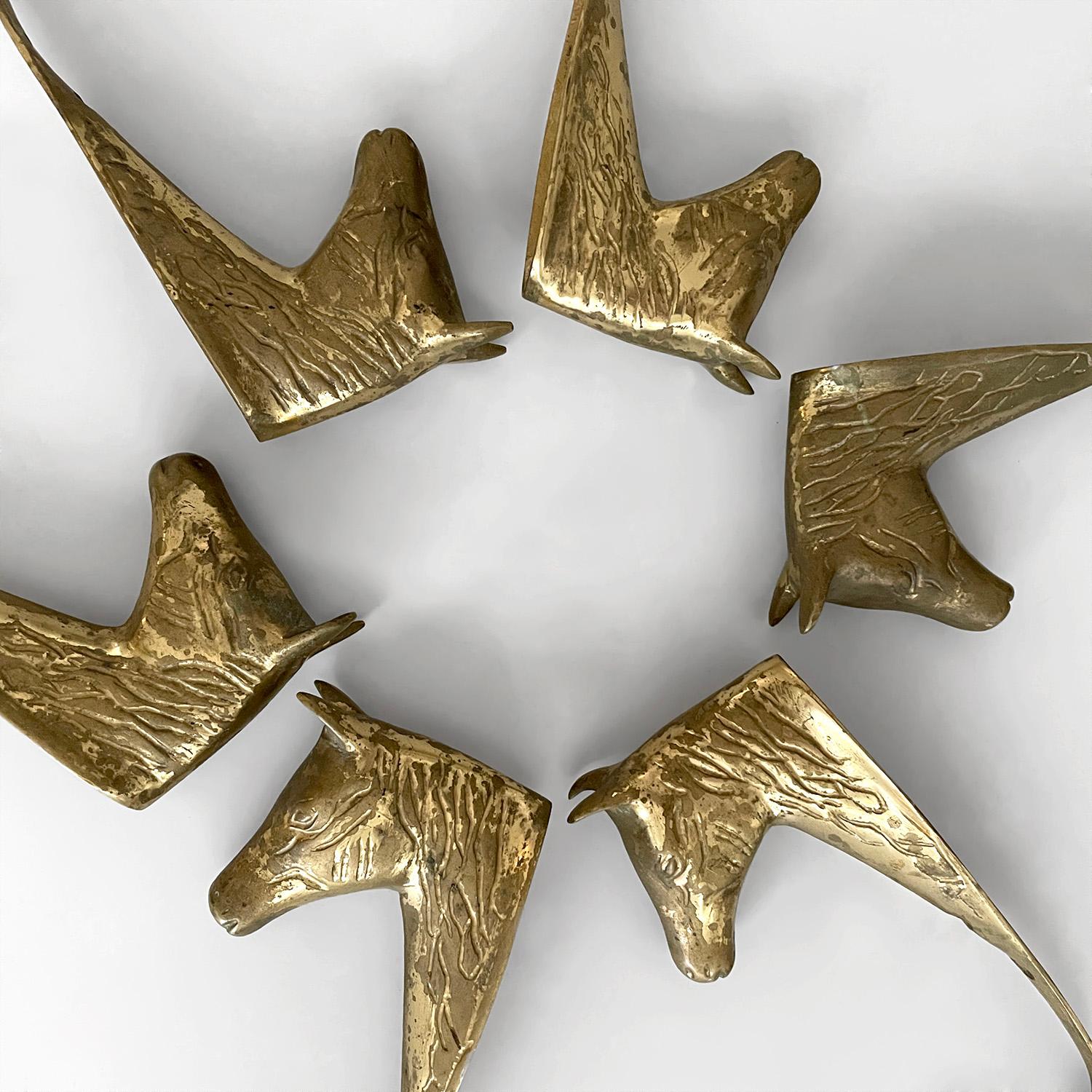 Percheros de pared con cabeza de caballo de metal fundido dorado - 4 disponibles 5