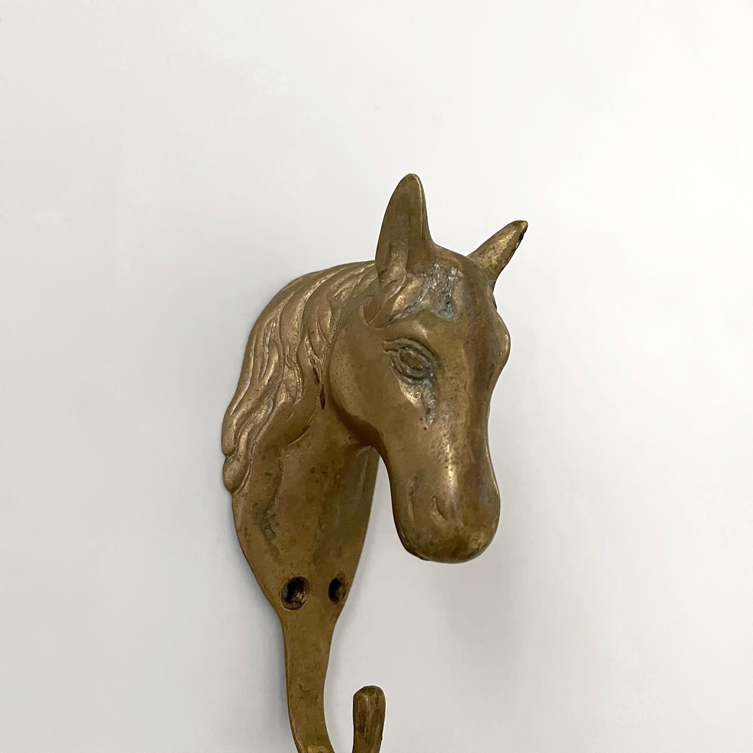Percheros de pared con cabeza de caballo de metal fundido dorado - 4 disponibles 8