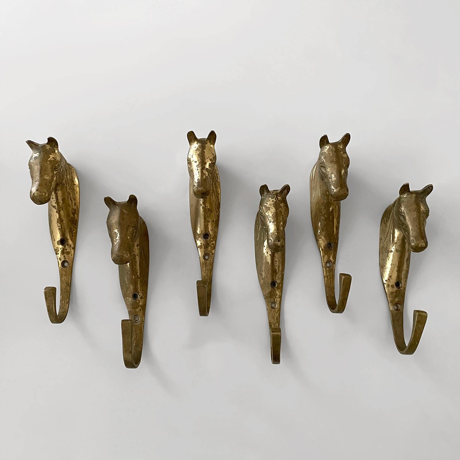 Percheros de pared con cabeza de caballo de metal fundido dorado - 4 disponibles Francés