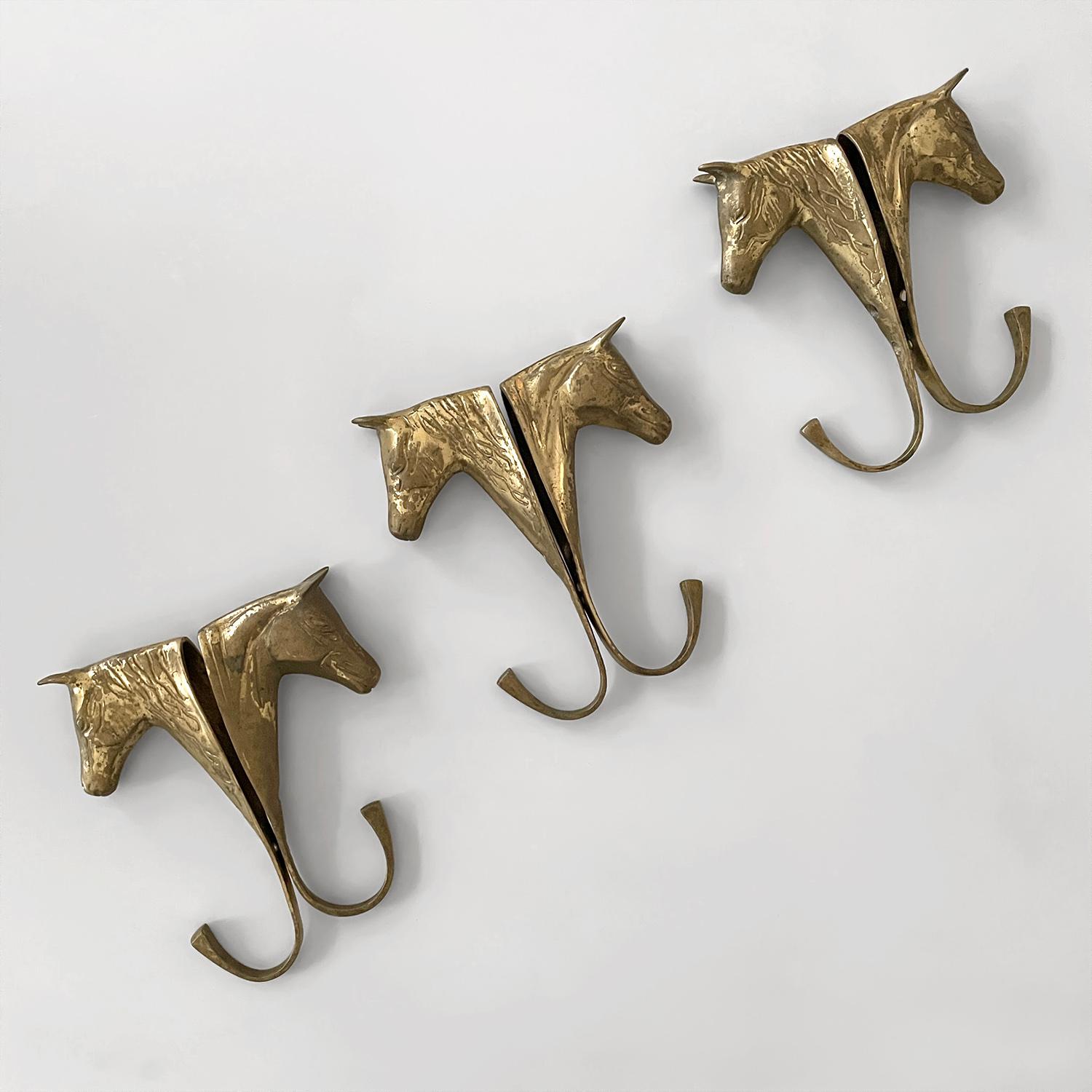 Percheros de pared con cabeza de caballo de metal fundido dorado - 4 disponibles en Bueno Estado en Los Angeles, CA