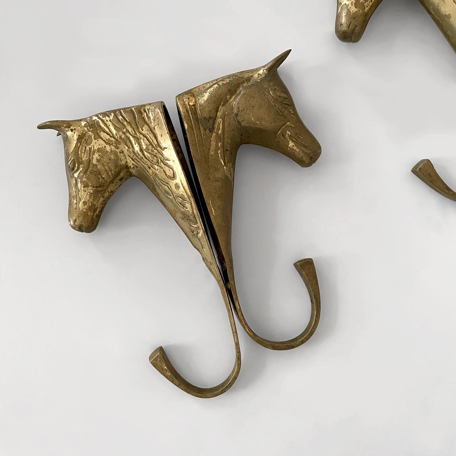 Percheros de pared con cabeza de caballo de metal fundido dorado - 4 disponibles siglo XX