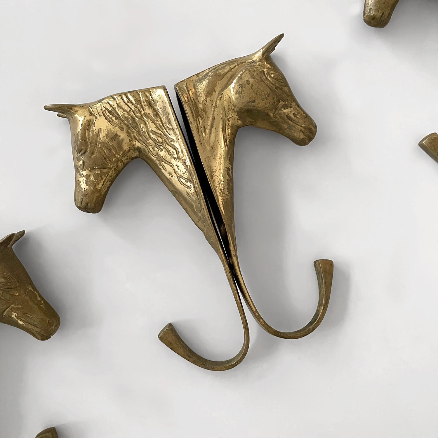 Percheros de pared con cabeza de caballo de metal fundido dorado - 4 disponibles Metal