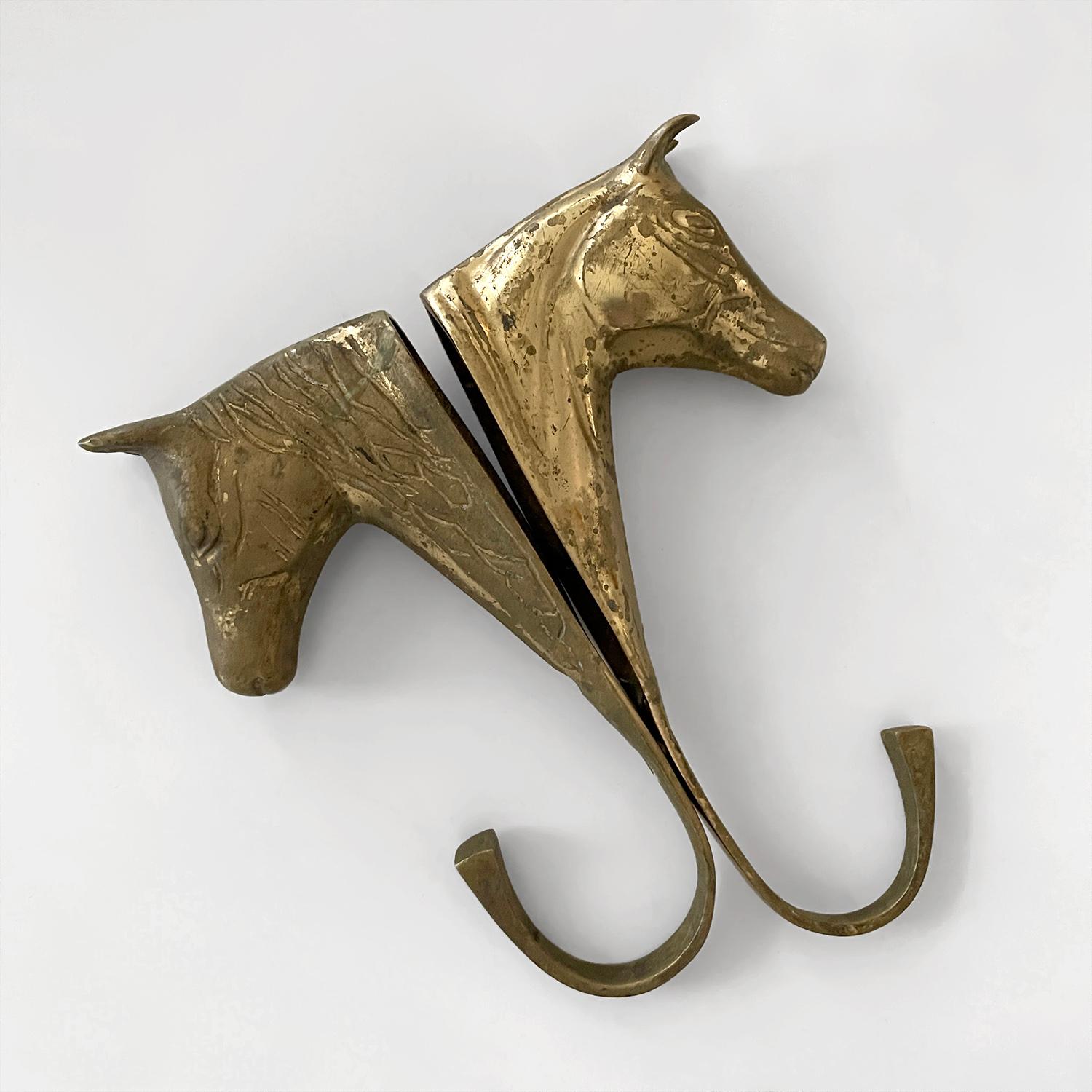 Percheros de pared con cabeza de caballo de metal fundido dorado - 4 disponibles 1