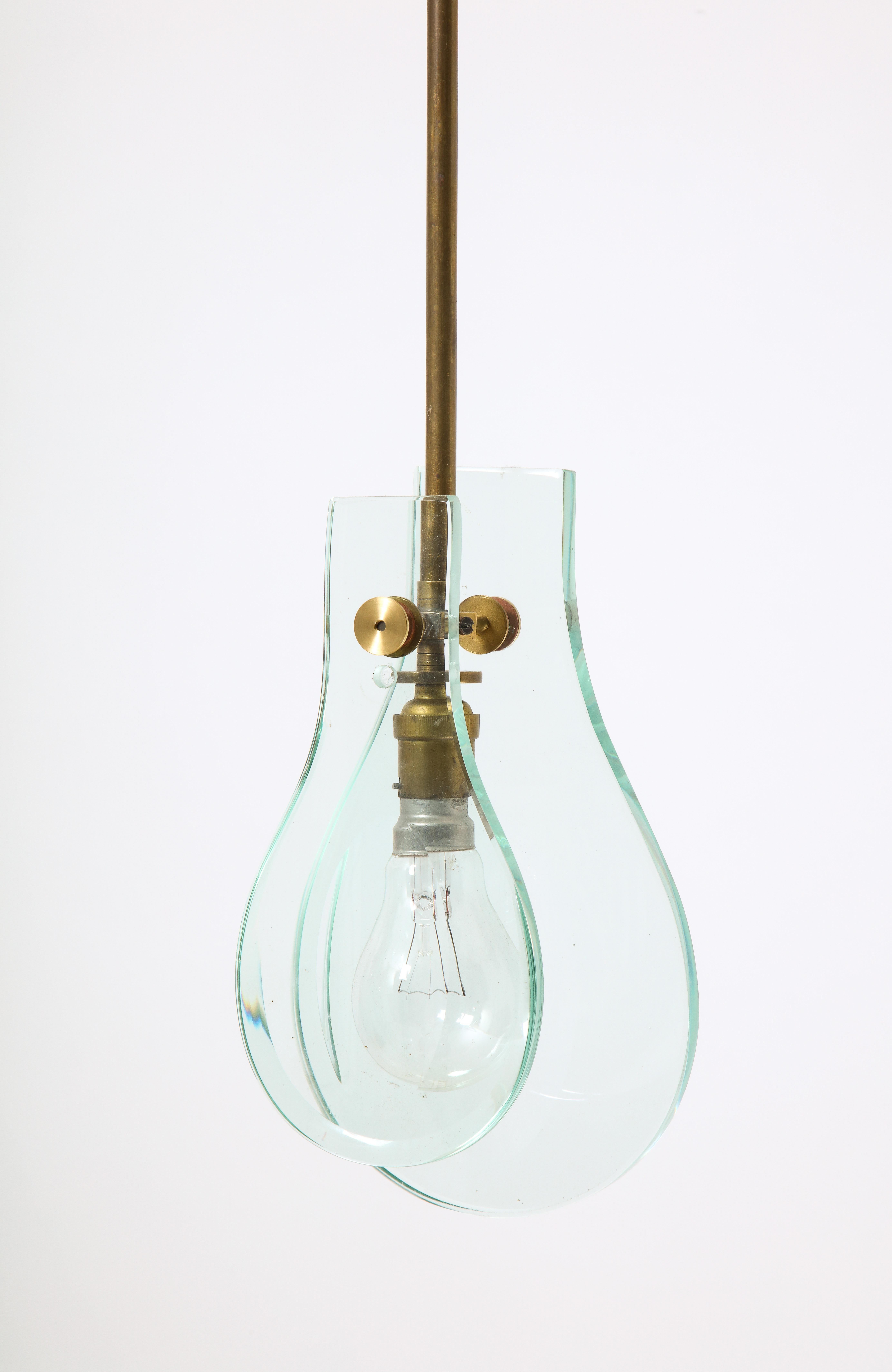 Petite suspension en forme de goutte d'eau à la manière de Max Ingrand, en verre moulé et laiton patiné, idéale pour une salle d'eau ou un petit espace.