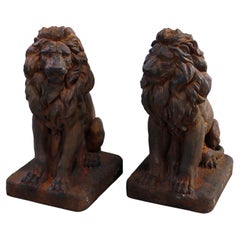Statues de jardin lion assis classique en pierre dure moulée:: finition bronzée:: 20ème siècle