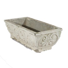 Langer Garten- oder Terrassenübertopf aus gegossenem Hartstein mit Relief-Rollwerk 20.