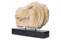 Sculpture de tête de cheval en fonte montée sur une base en bois