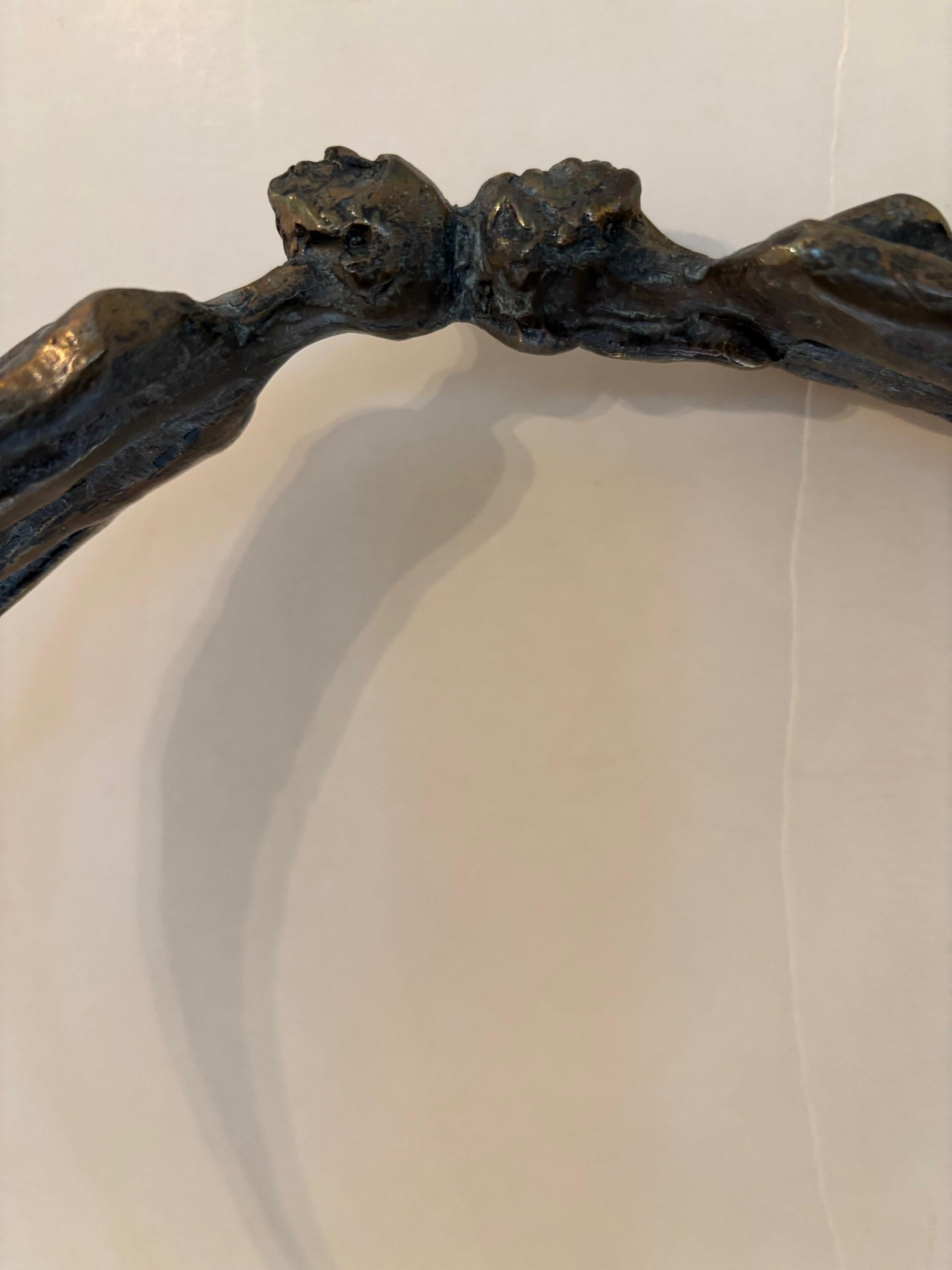 Escultura de Bronce de Diosa Etérea Fundida en Bronce de Silicio que Abraza a la Humanidad, Tallada a Mano y Fabricada Artesanalmente Serie Limitada de Ocho Tótems Que Influenciados por el Diseño Egipcio, Artista: Virgil Willers
Dimensiones: Base: