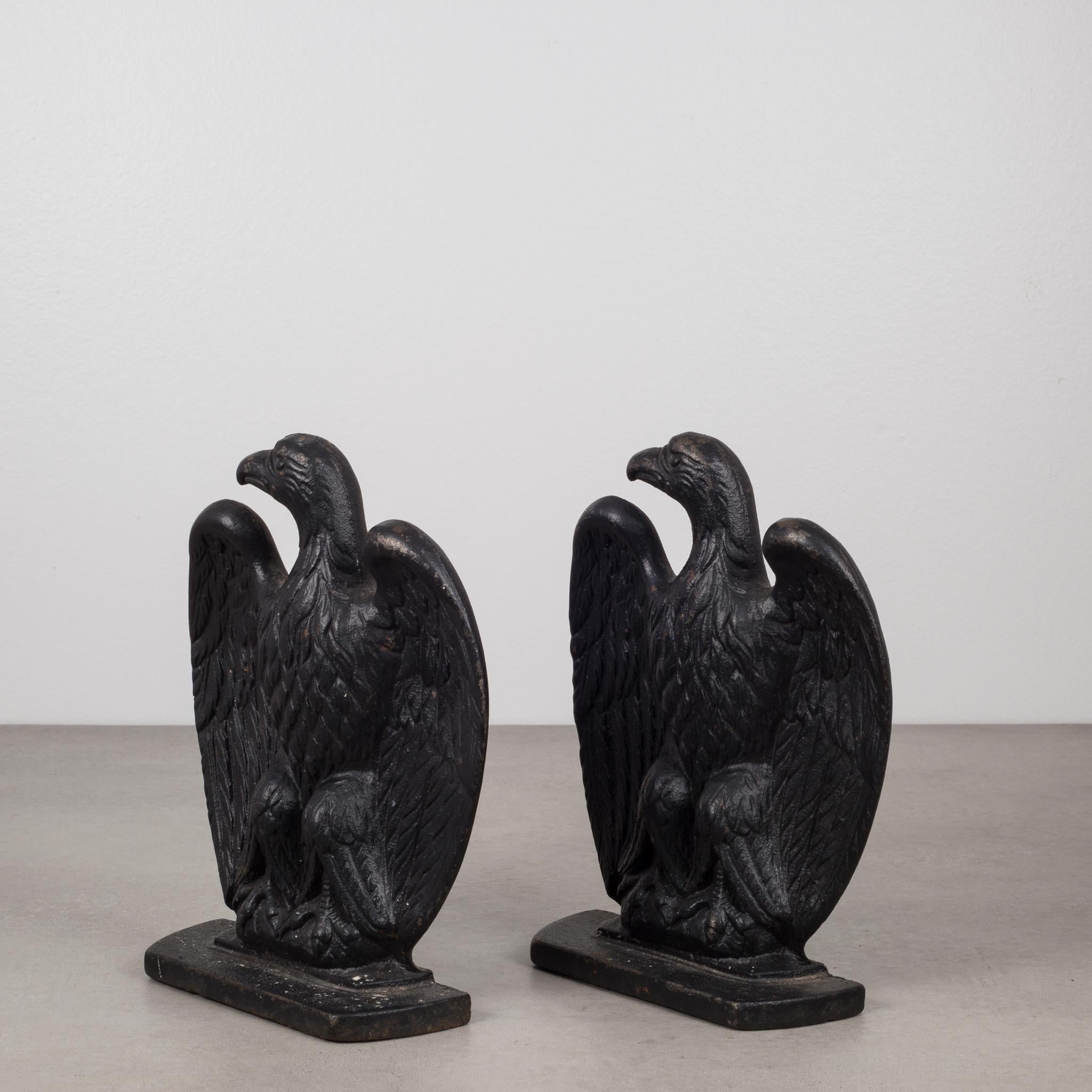 ABOUT

This is an original pair of cast iron American Eagle bookends manufactured by Robert Emig in Pennsylvania, USA. Both pieces have retained their original painted finish and are in excellent condition with appropriate patina for their age.