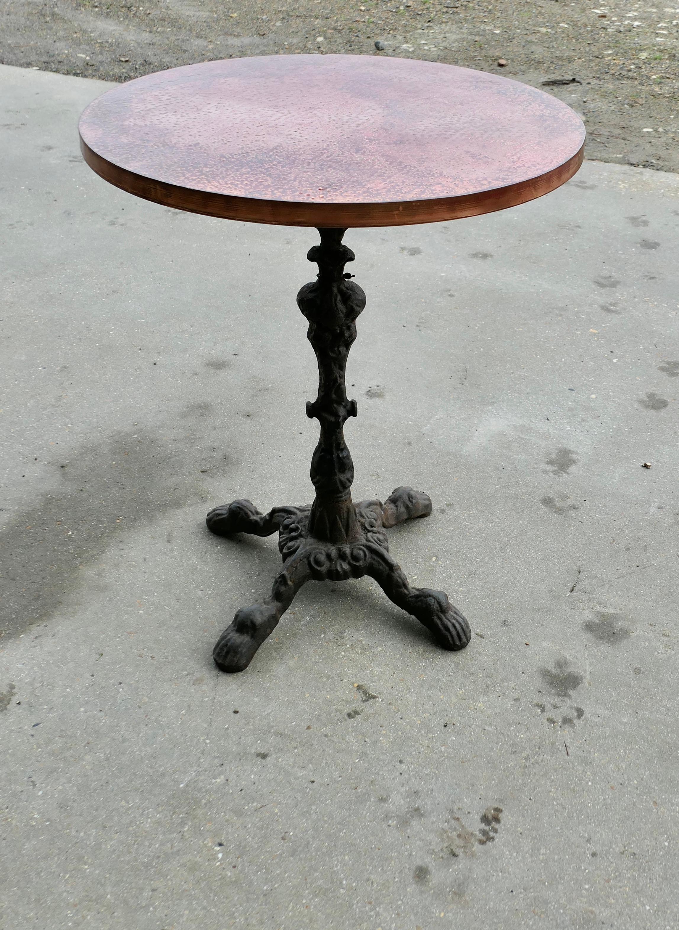 Table de pub ou table de jardin en fonte et cuivre battu 

Cette jolie table repose sur une lourde base en fer à 4 pieds. Le plateau de la table est en cuivre battu.
La table est en bon état. Elle mesure 29
