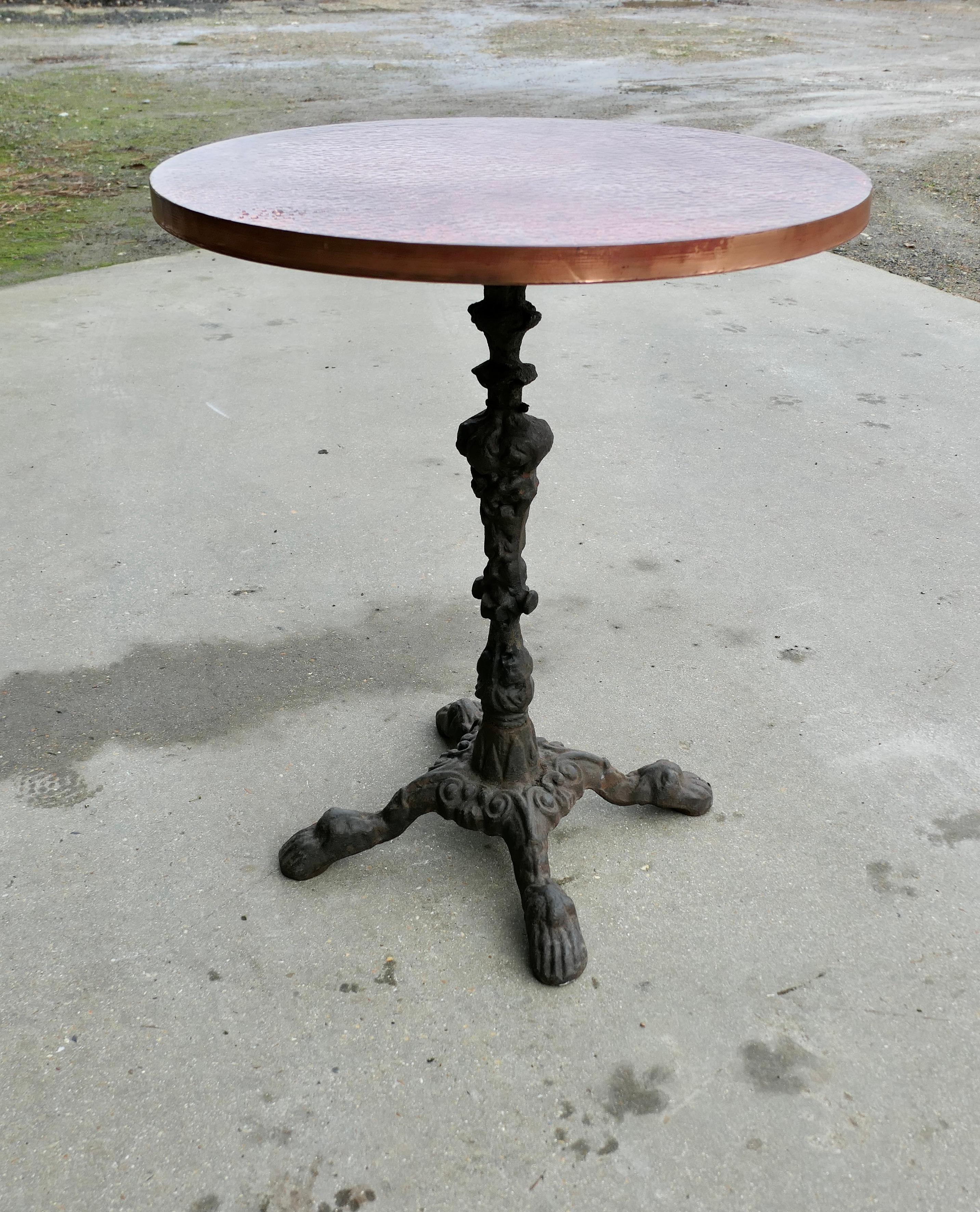 Arts and Crafts Table de pub ou table de jardin en fonte et cuivre battu en vente