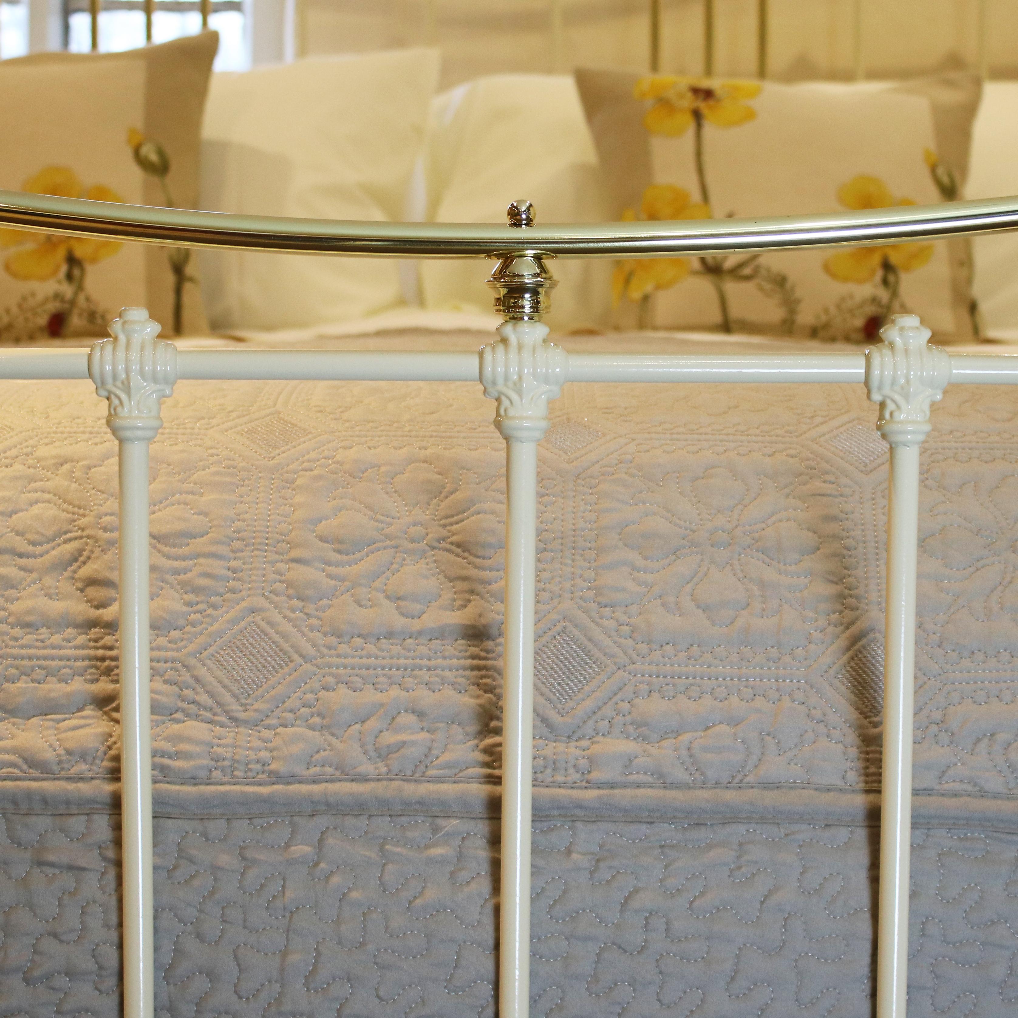 Wide Antique Bed in Cream, MSK51 In Excellent Condition In Wrexham, GB