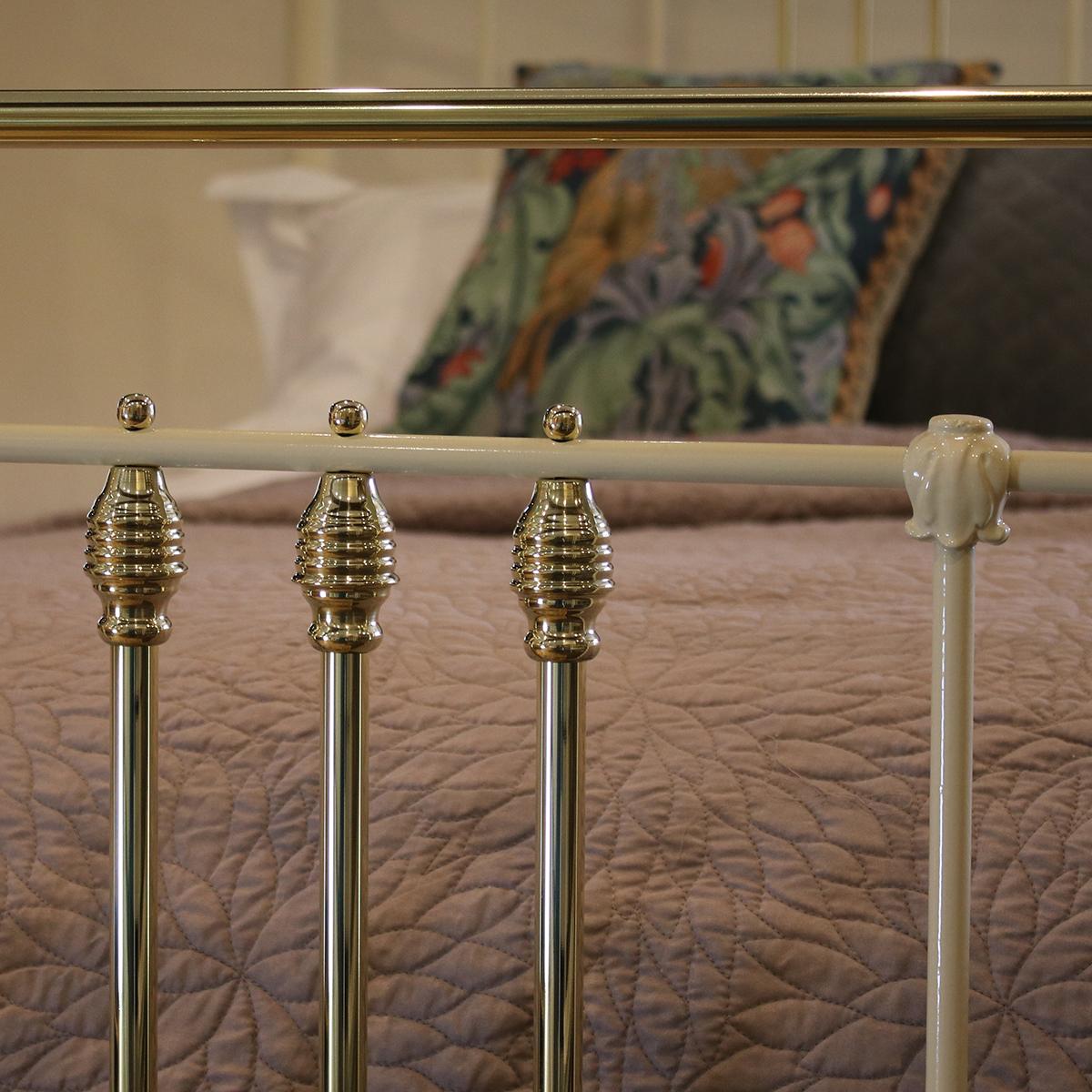 Cast Iron and Brass Bed in Cream MSK60 In Good Condition In Wrexham, GB