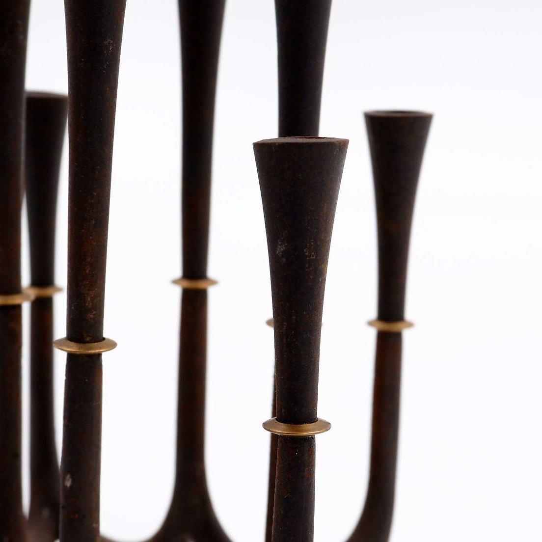 Portacandele in ghisa e ottone di Jens Quistgaard per Dansk Designs, anni '60
Mid-Century - Decorazione - Portacandele
Misure: 12cmx12cm H. 17cm 
Materiali : Ghisa - Ottone 
Candelabro in ghisa di metà secolo disegnato da Jens Quistgaard per Dansk.