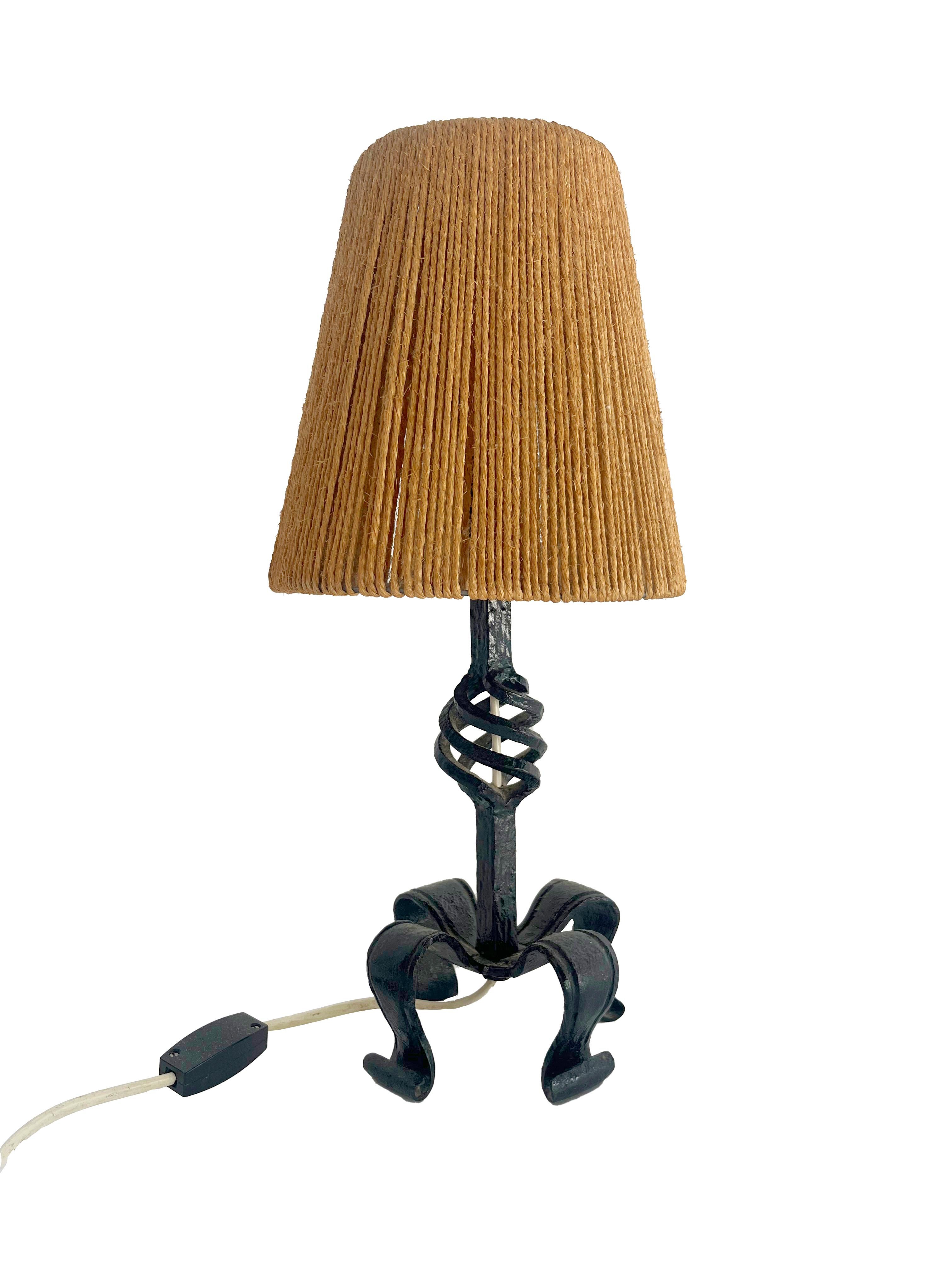 Lampe de table en fonte et jute, fabriquée à la main, années 1960 Bon état - En vente à Barcelona, ES