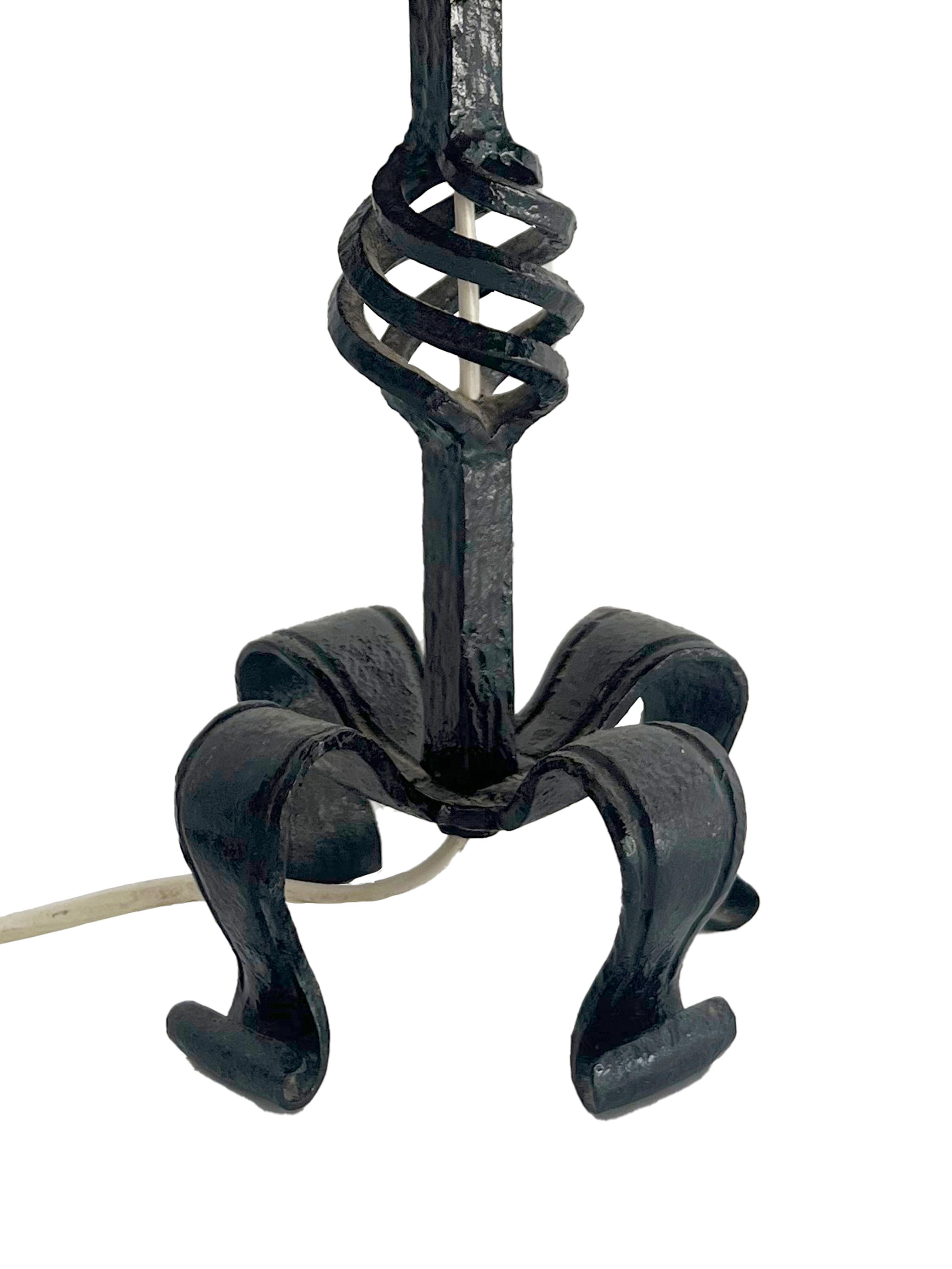 Milieu du XXe siècle Lampe de table en fonte et jute, fabriquée à la main, années 1960 en vente