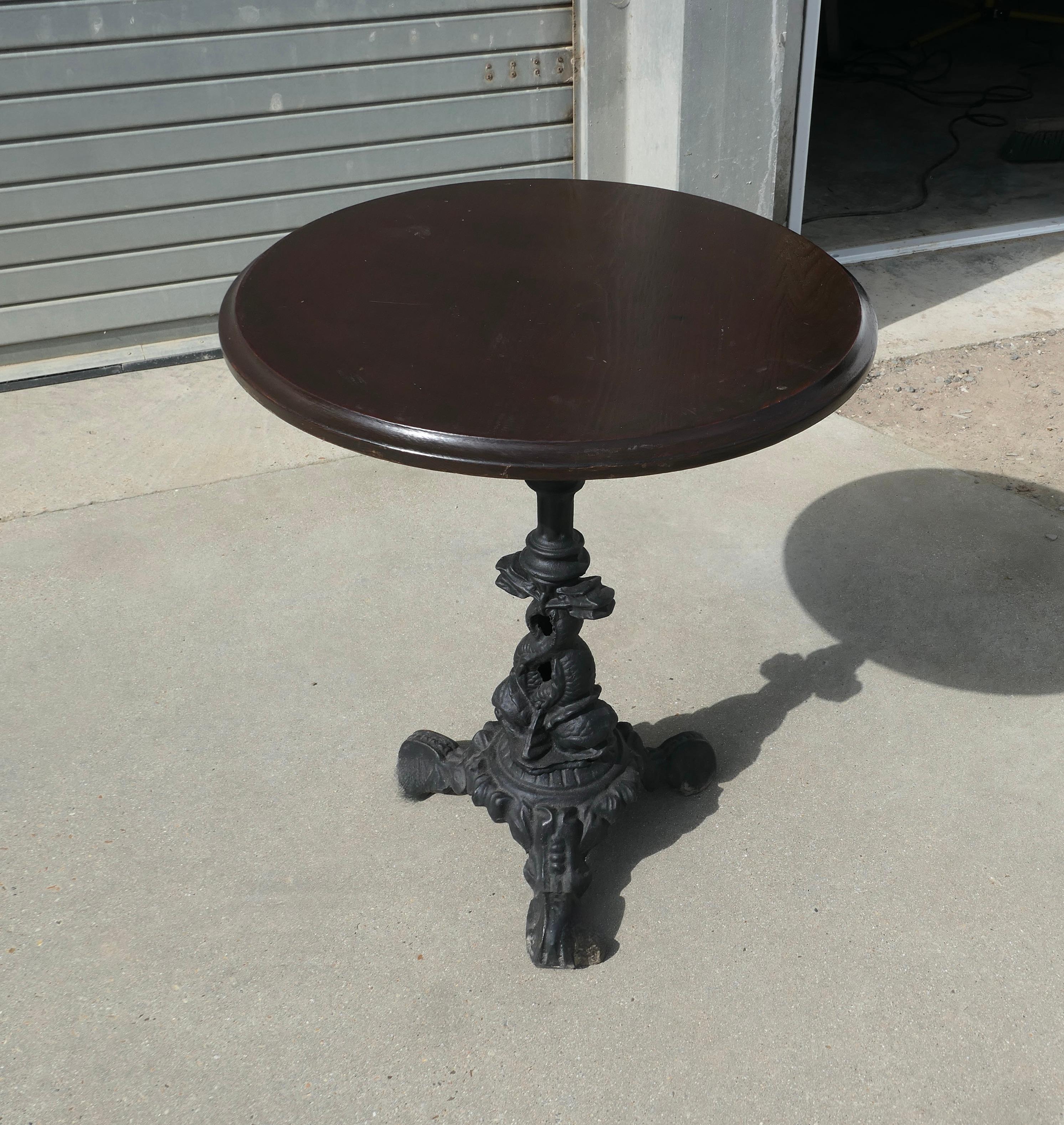 Milieu du XXe siècle Table de pub et table de jardin, 1 de 2 en vente