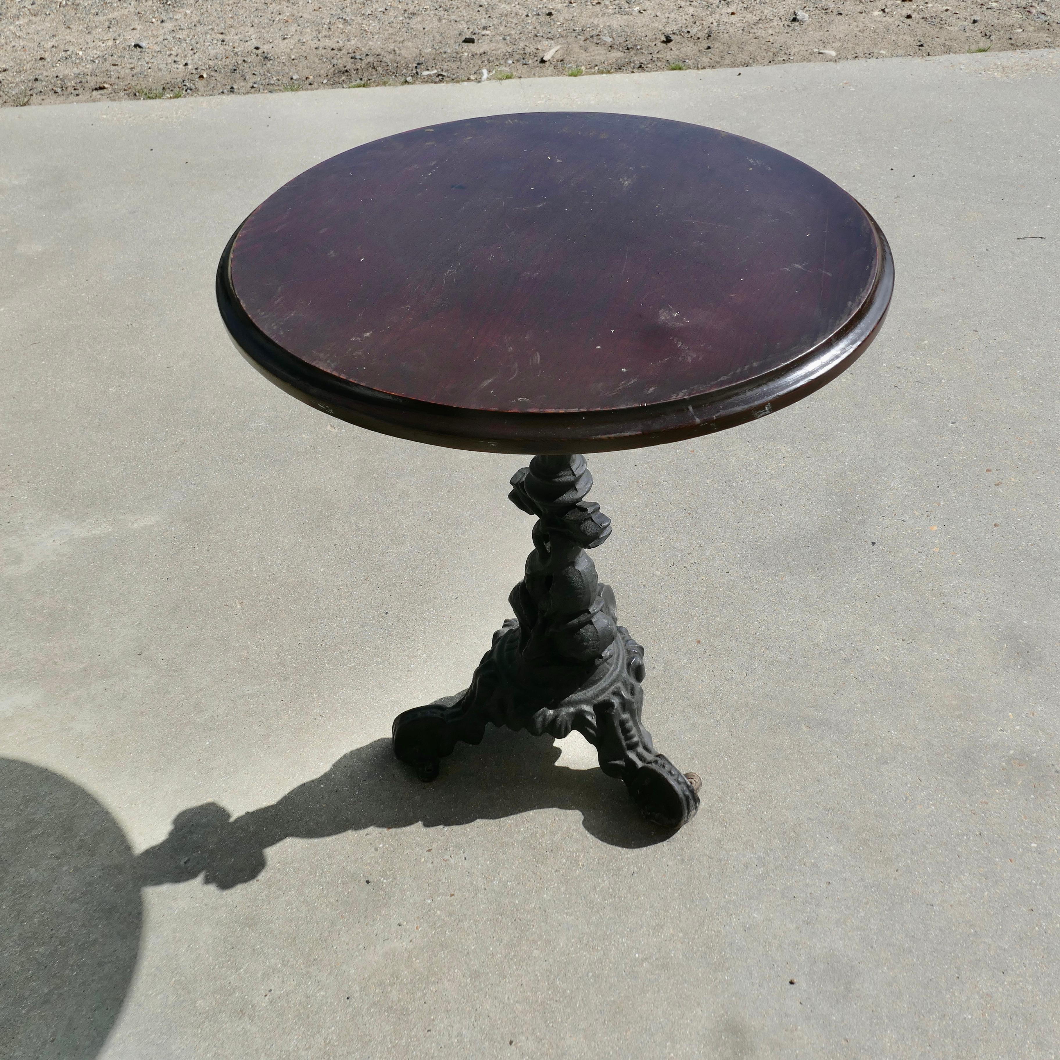 Fer Table de pub et table de jardin, 1 de 2 en vente