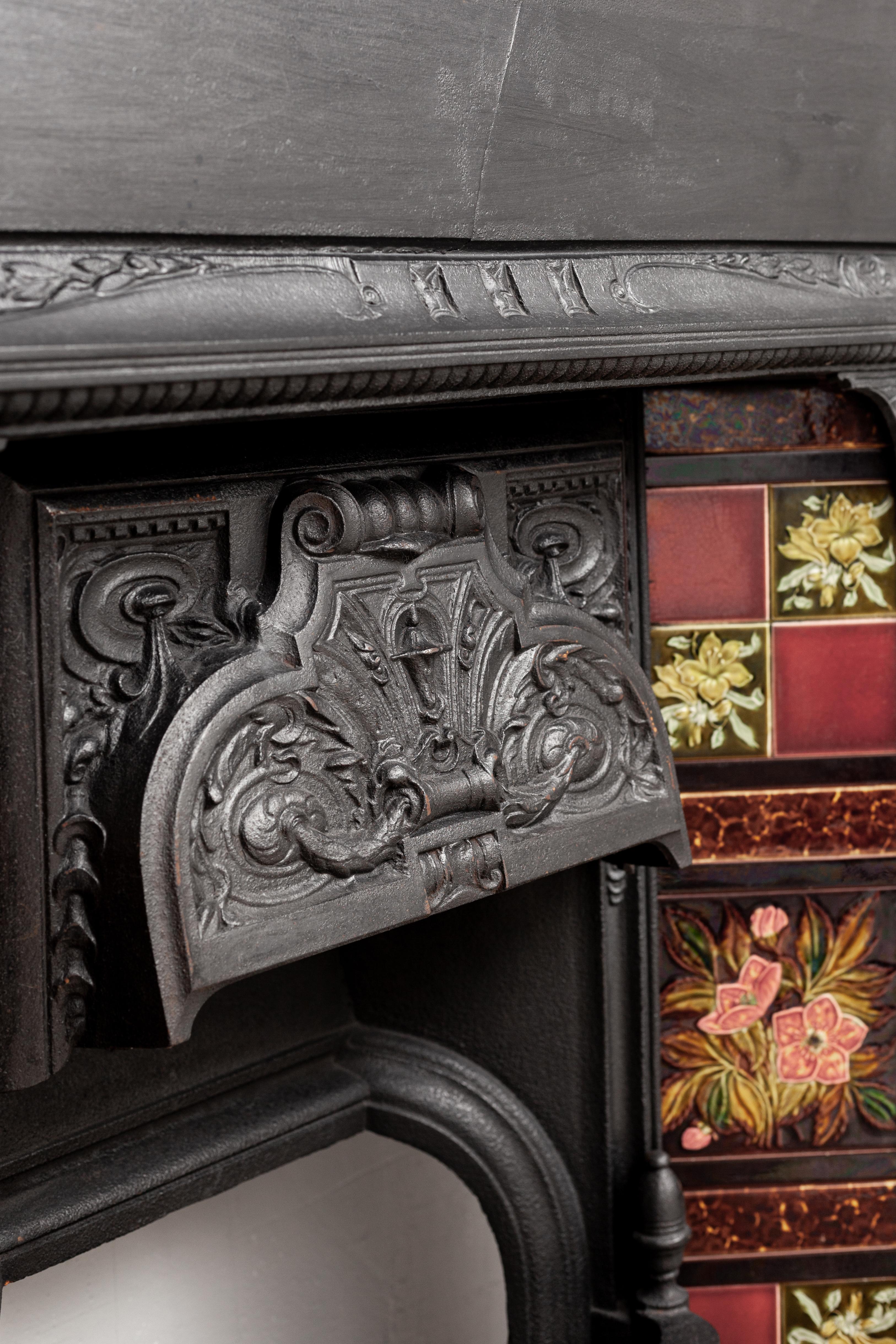This typical English fireplace is characterized by the beautiful cast iron, with original tiles in it. A built-in fire of this level can be built into a sleek wall or in combination with a classic fireplace. With this fireplace, you also have the