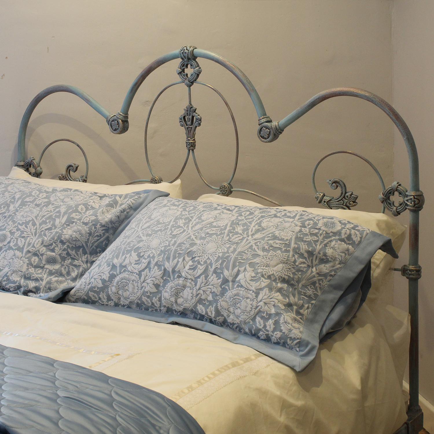 An attractive cast iron antique platform bed with decorative castings and arch design finished in our hand paint effect - Bliue Verdigris.

This bed accepts a UK King or US Queen, 60 inch or 5ft wide, mattress and base.

The price also includes