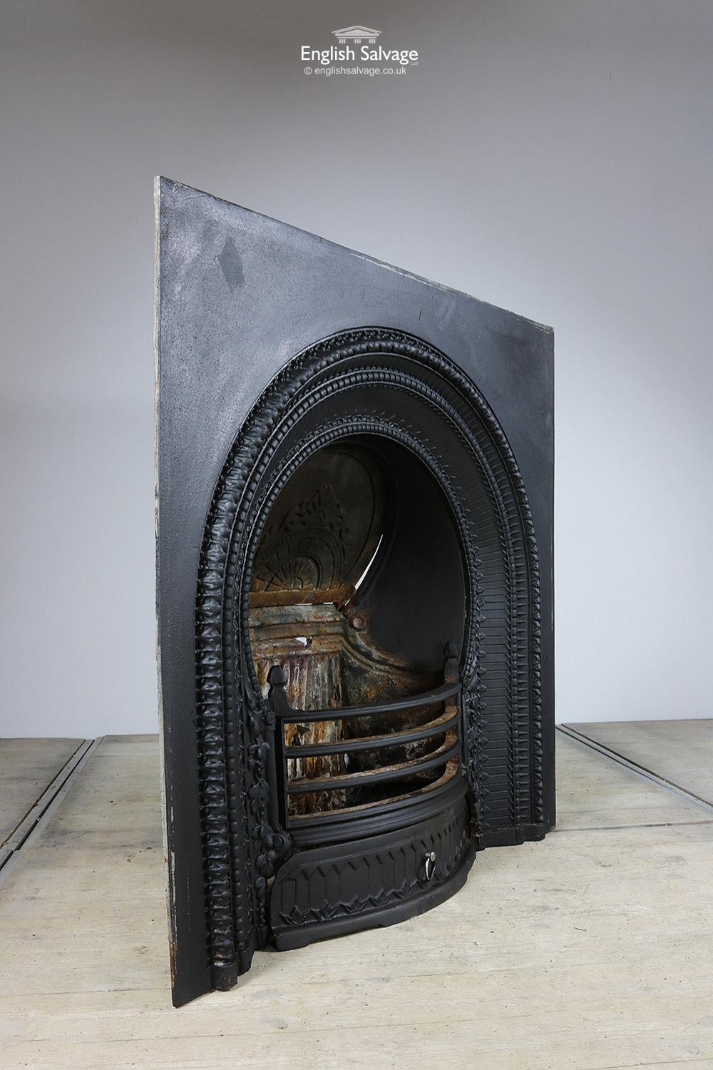 Cast Iron Arched Insert Chimney Plate and Grate, 20th Century In Good Condition For Sale In London, GB