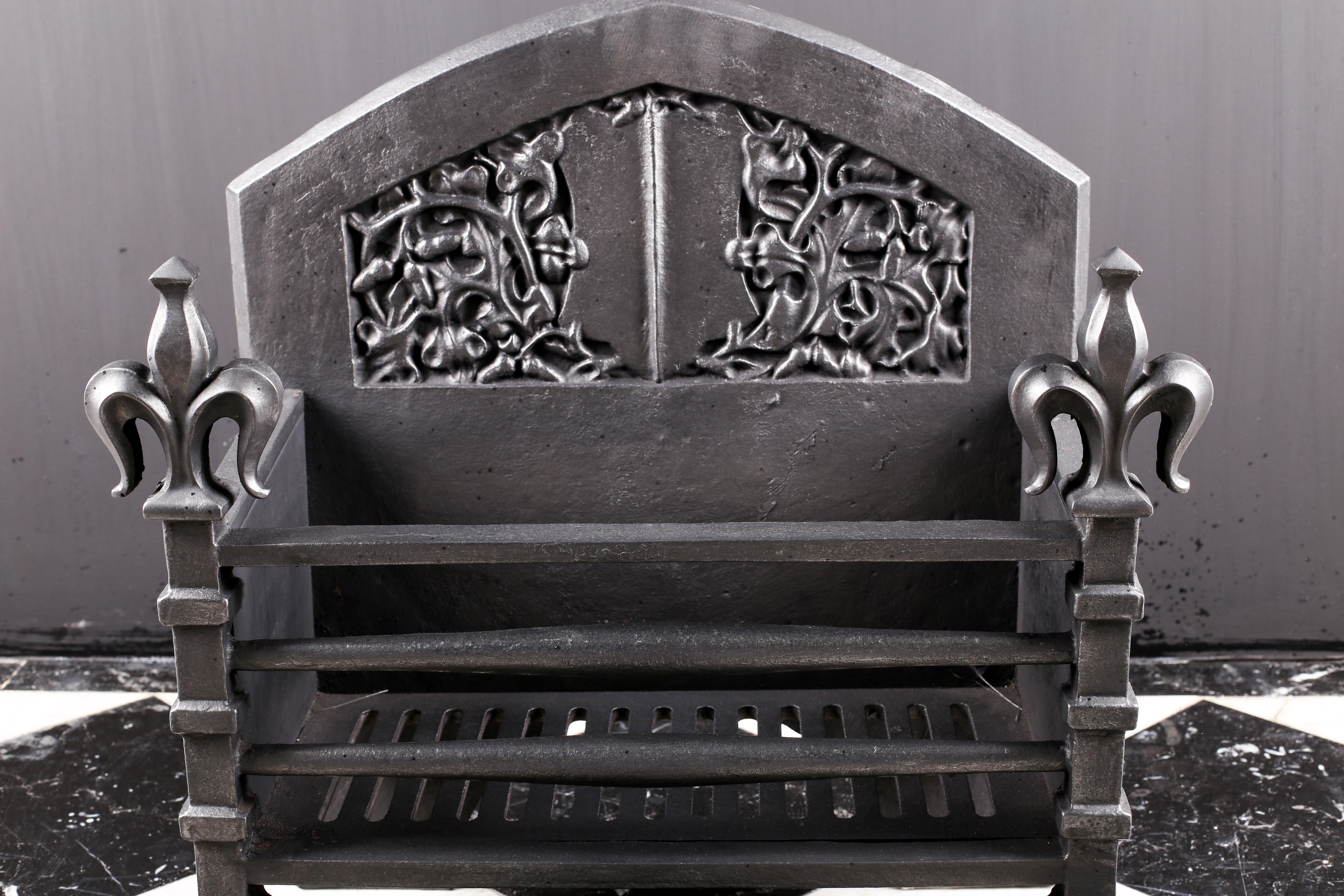 Cast Iron Arts & Crafts Victorian Fire Grate in the Renaissance Style, English In Good Condition In London, GB