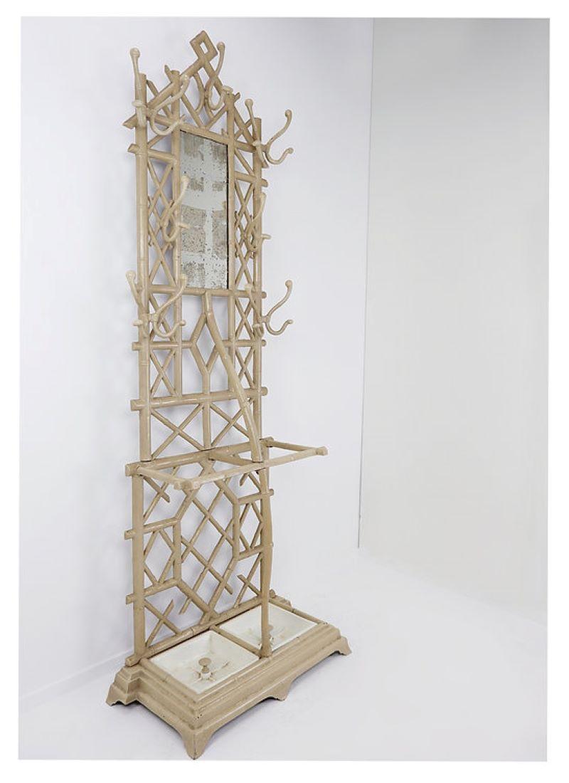 Garderobe für den Flur  in Form eines Bambusbaums aus Gusseisen. Anfang des 20. Jahrhunderts in Frankreich hergestellt.