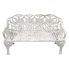Banc en fonte avec dossier en feuilles sculptées, finition blanc antique