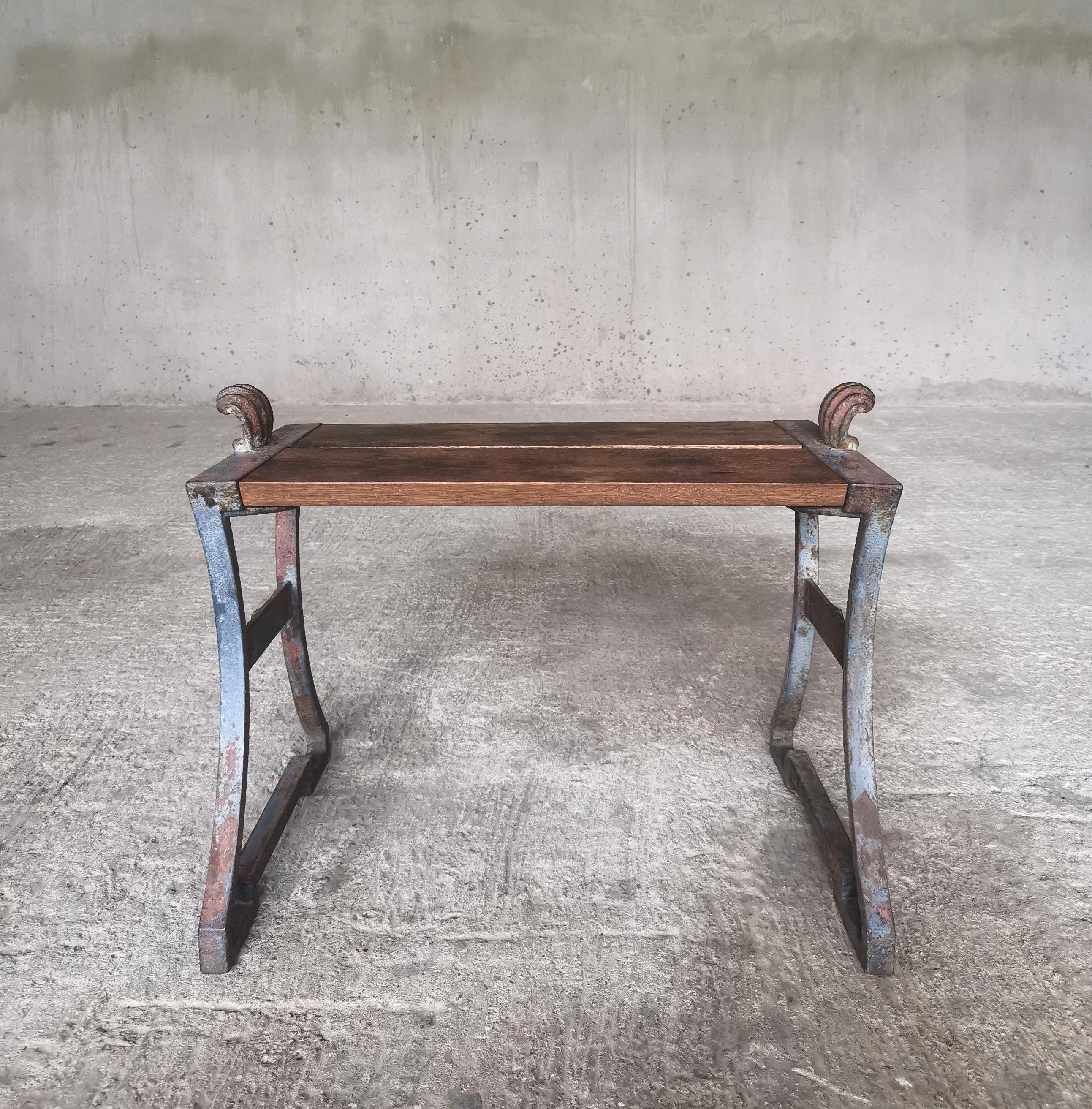 Swedish Folke Bensow cast iron and solid oak bench for Näfverkvarns Bruk Sweden 1920s For Sale