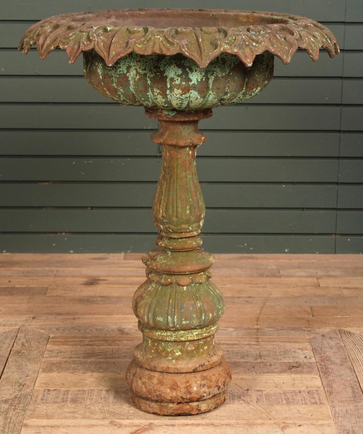 Charmante jardinière en fonte de forme florale conservant une partie de sa finition peinte en vert d'origine, vers 1870, attribuée à J W Fiske, NYC. 