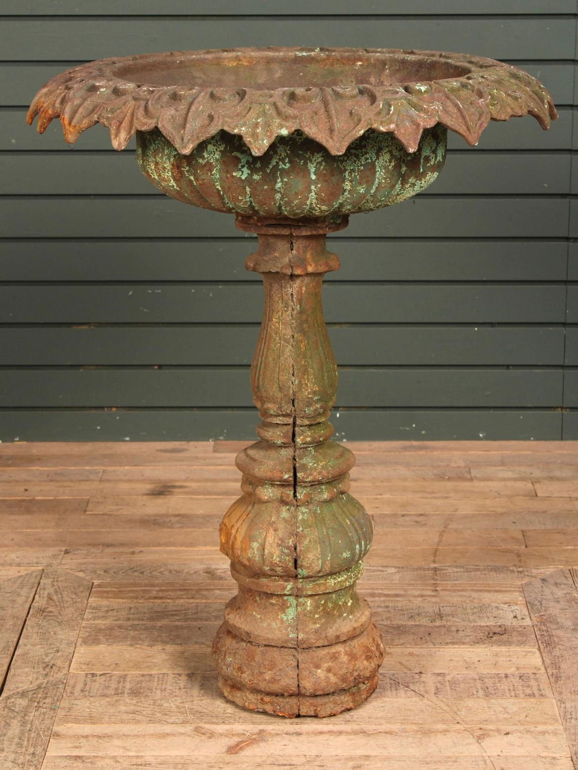 Mouvement esthétique Jardinière en fonte, attribuée à FISK